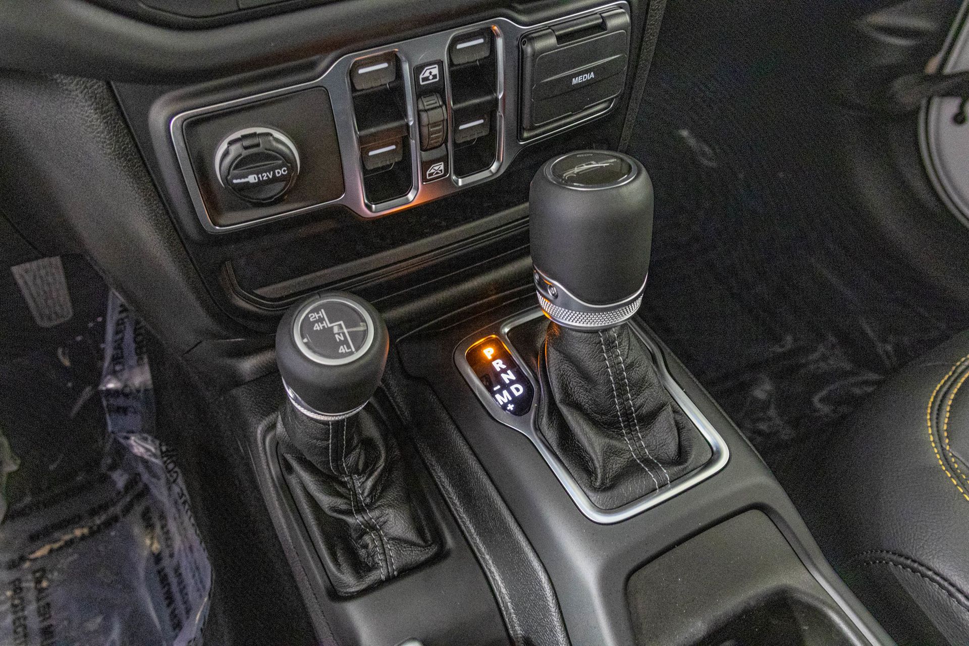 2025 JEEP GLADIATOR - Image 28