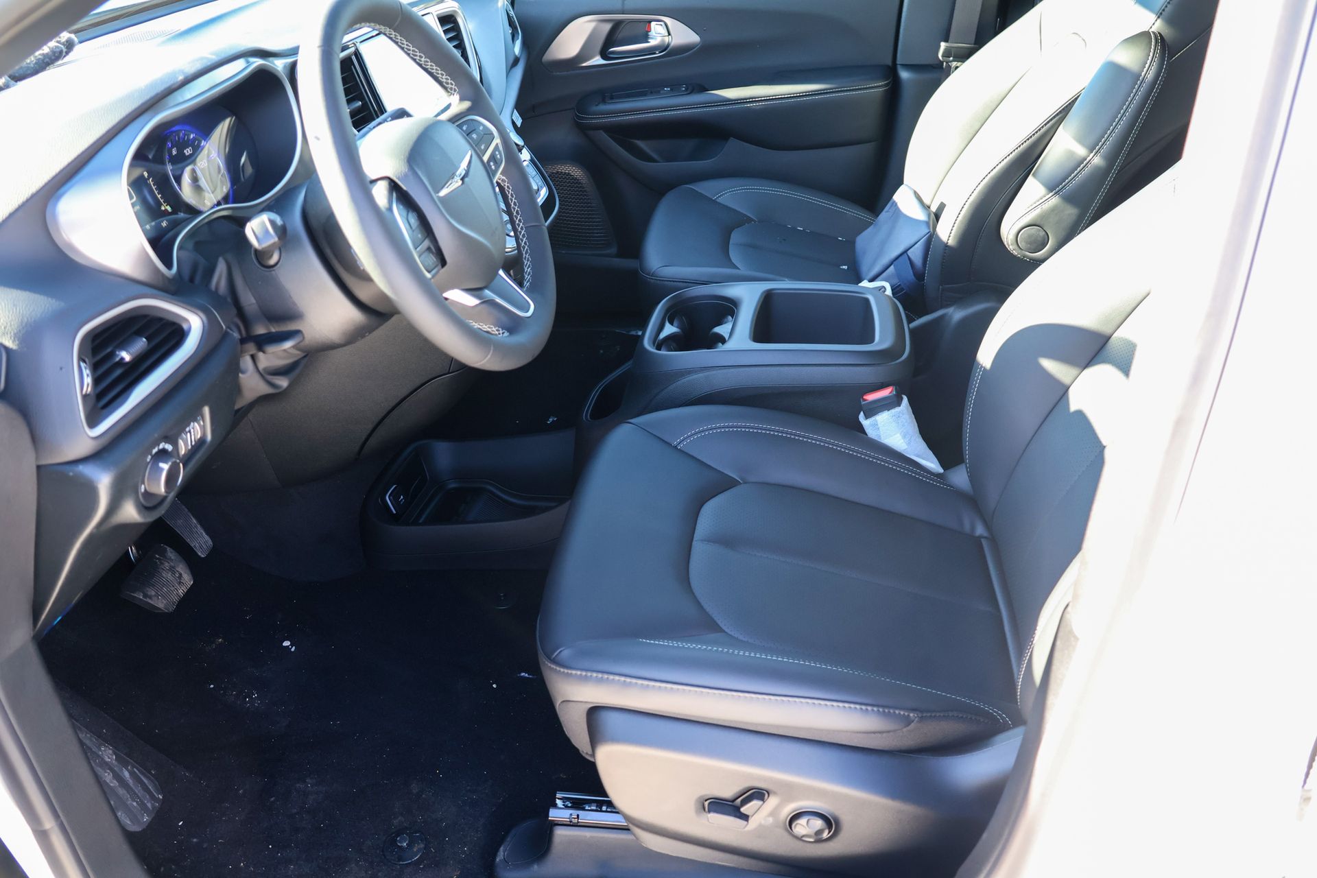 2026 CHRYSLER VOYAGER - Image 5