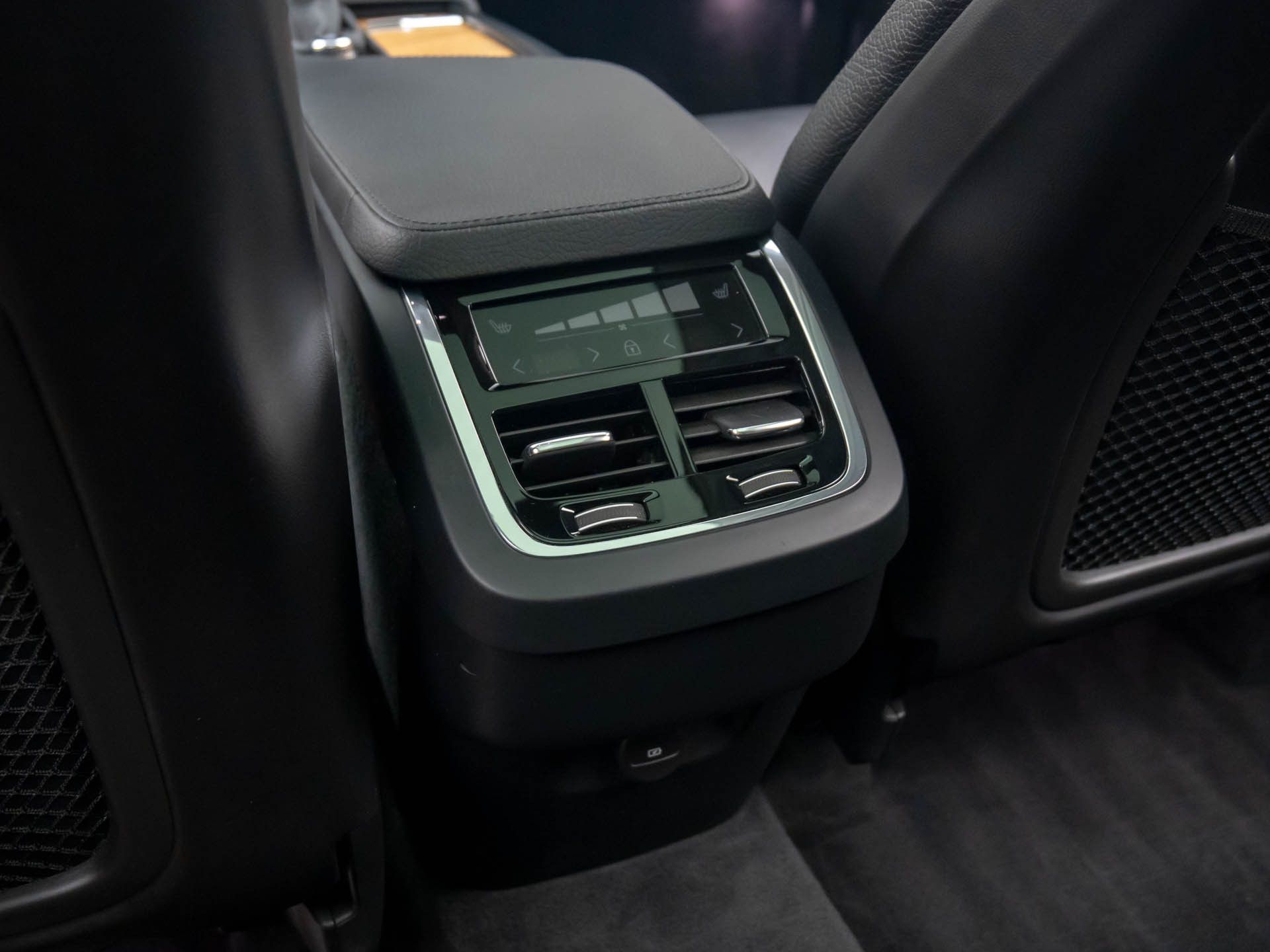 2022 Volvo XC90 T5 Momentum photo