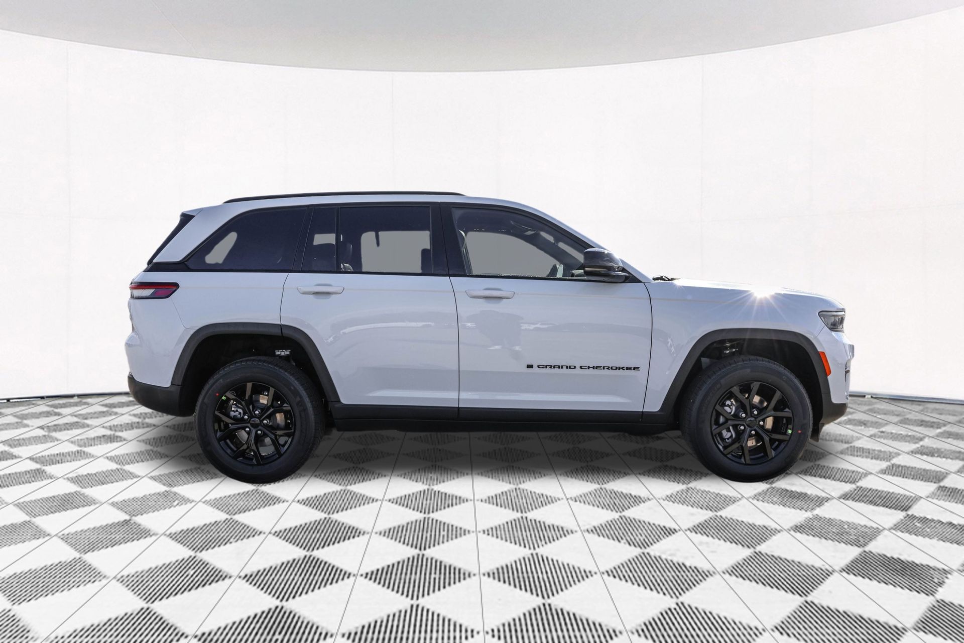 2025 JEEP GRAND CHEROKEE - Image 13