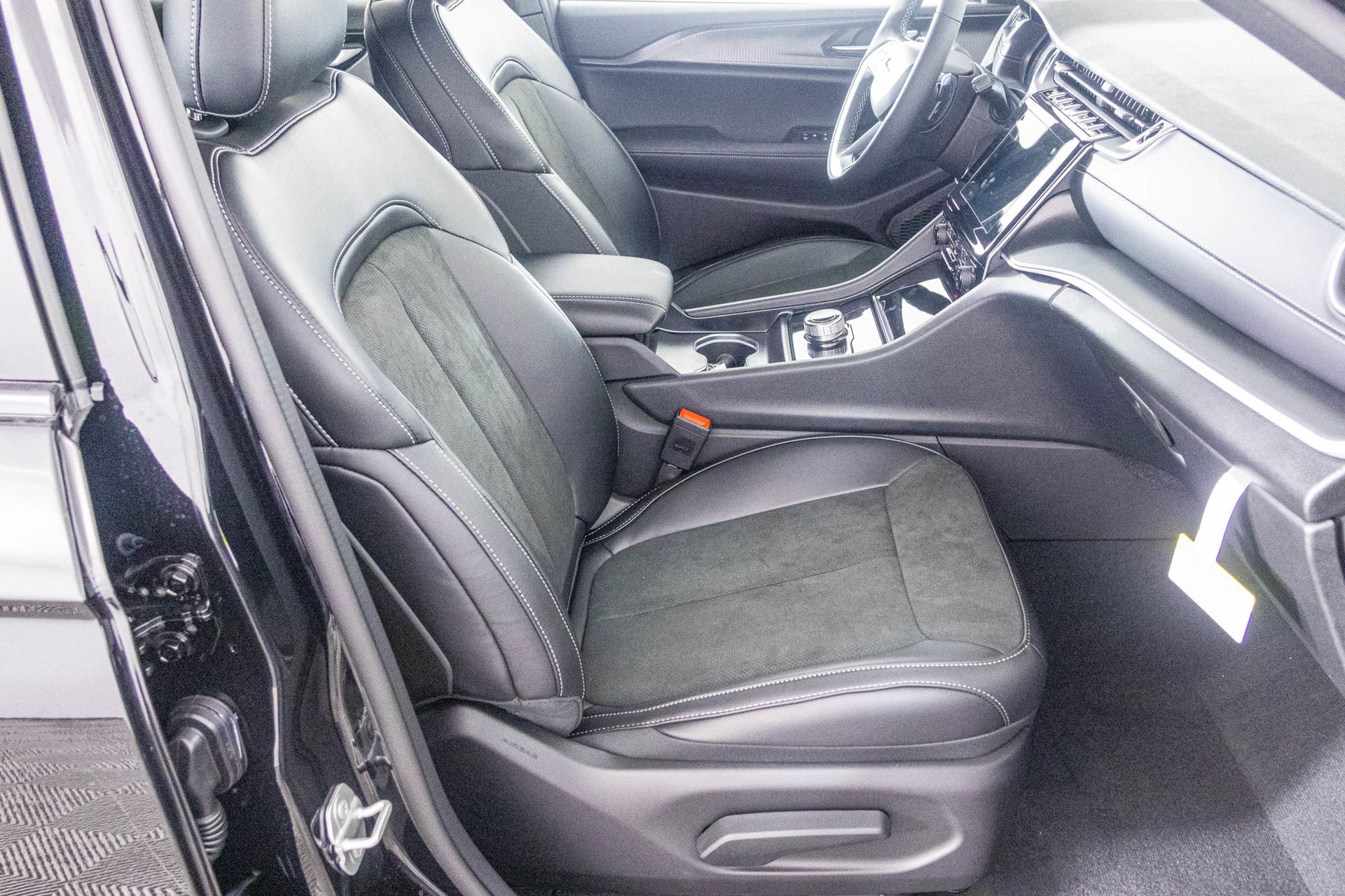 2025 JEEP GRAND CHEROKEE L - Image 40