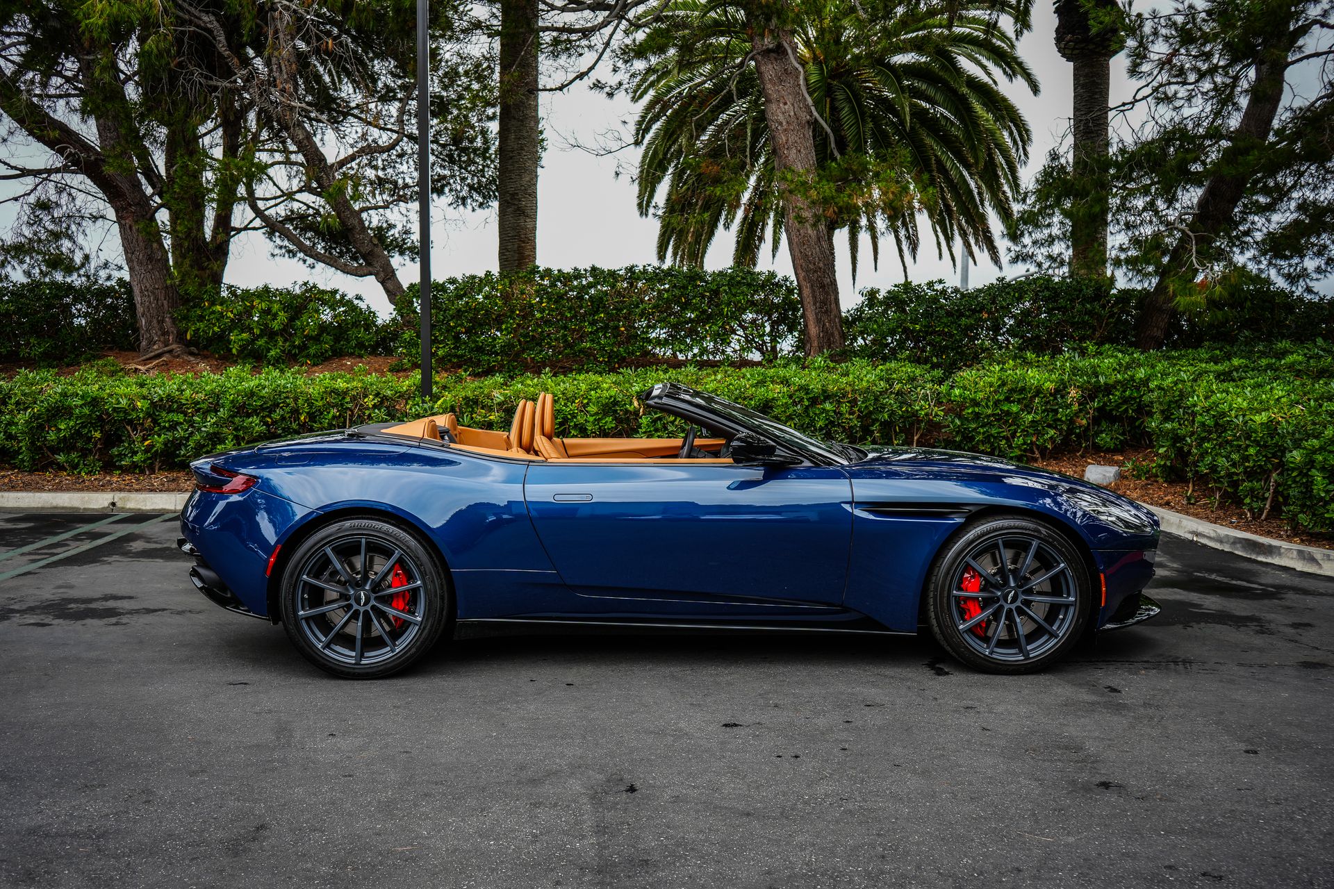 Aston Martin 2023 DB11 Volante