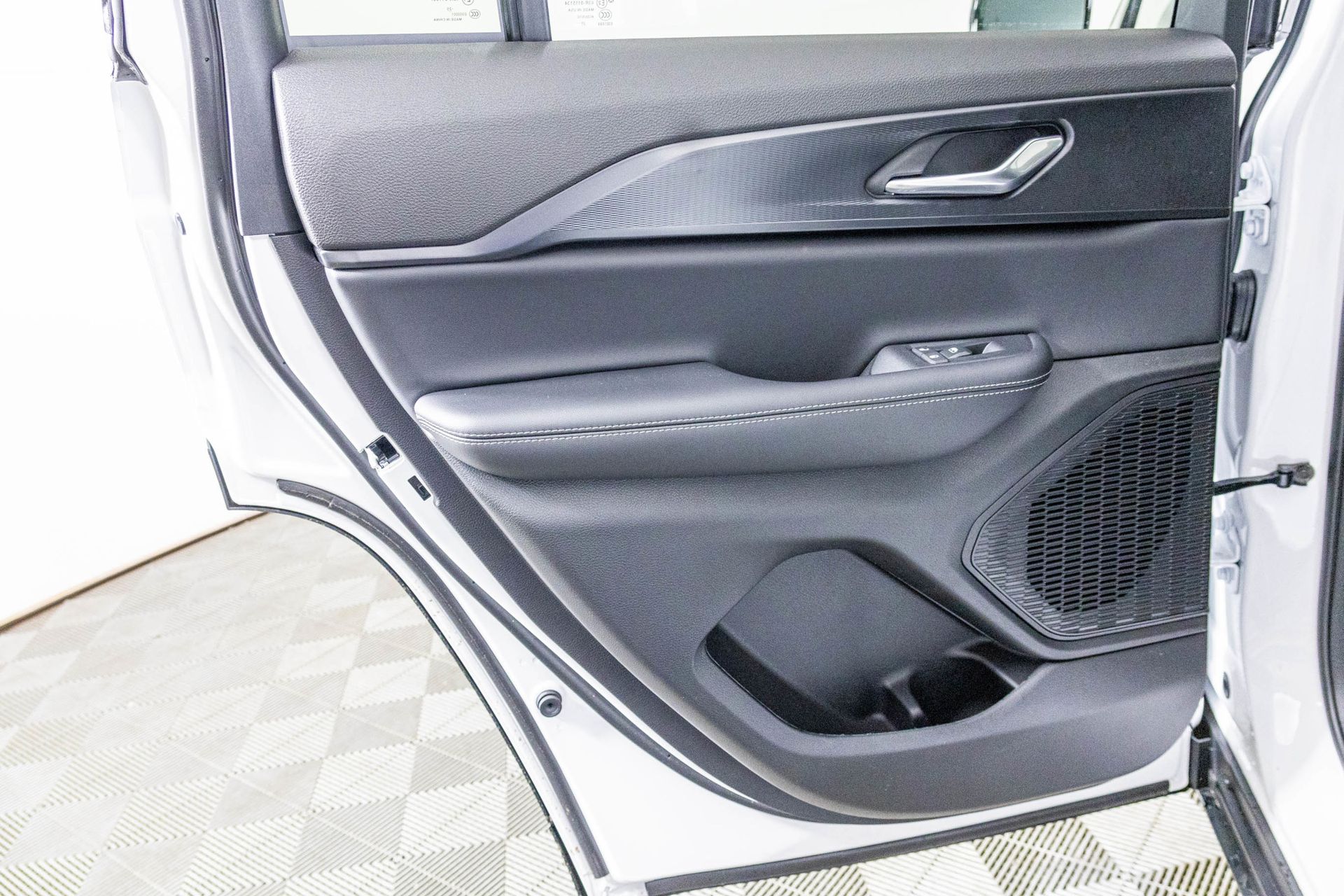 2025 JEEP GRAND CHEROKEE - Image 25