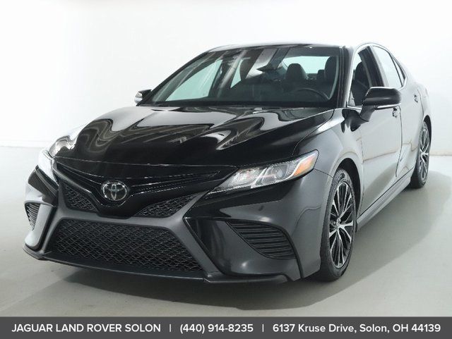 2018 Toyota Camry Negro (Midnight Black Metallic) Sedán Tracción delantera 8 velocidades Automática