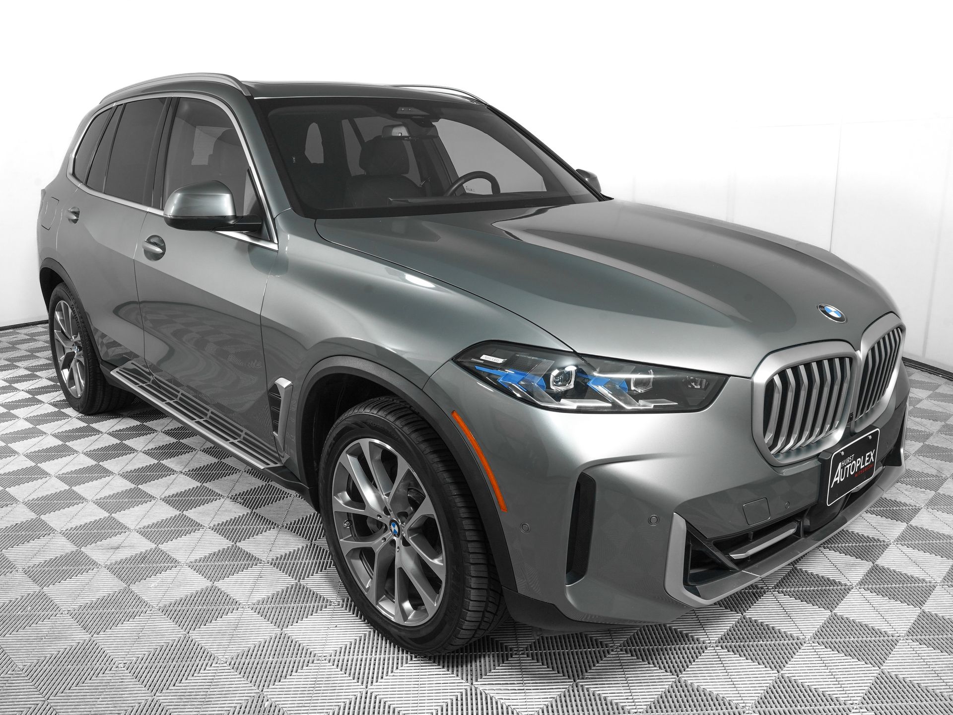 View vehicle photo 2