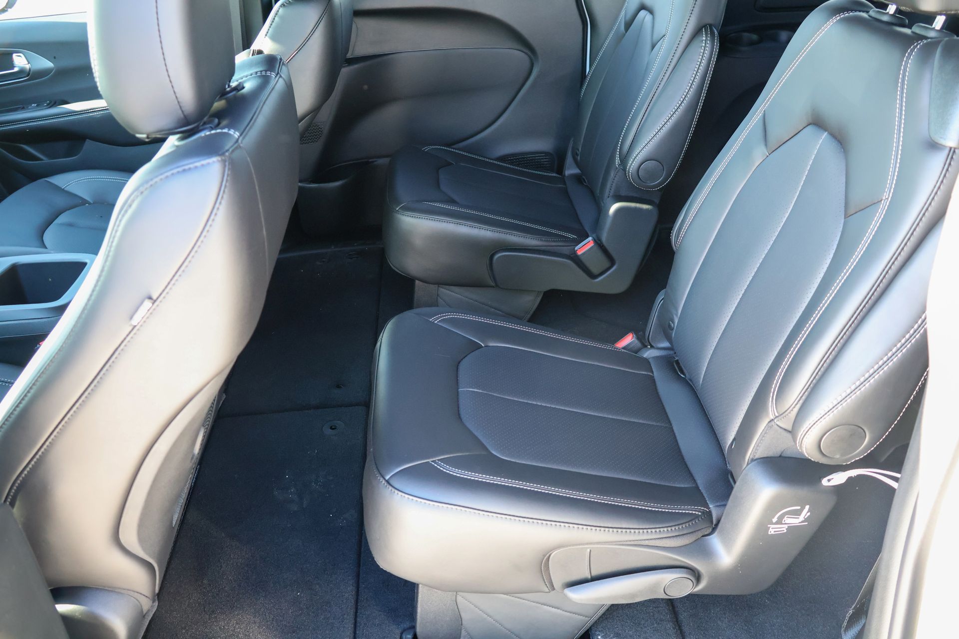 2026 CHRYSLER VOYAGER - Image 15