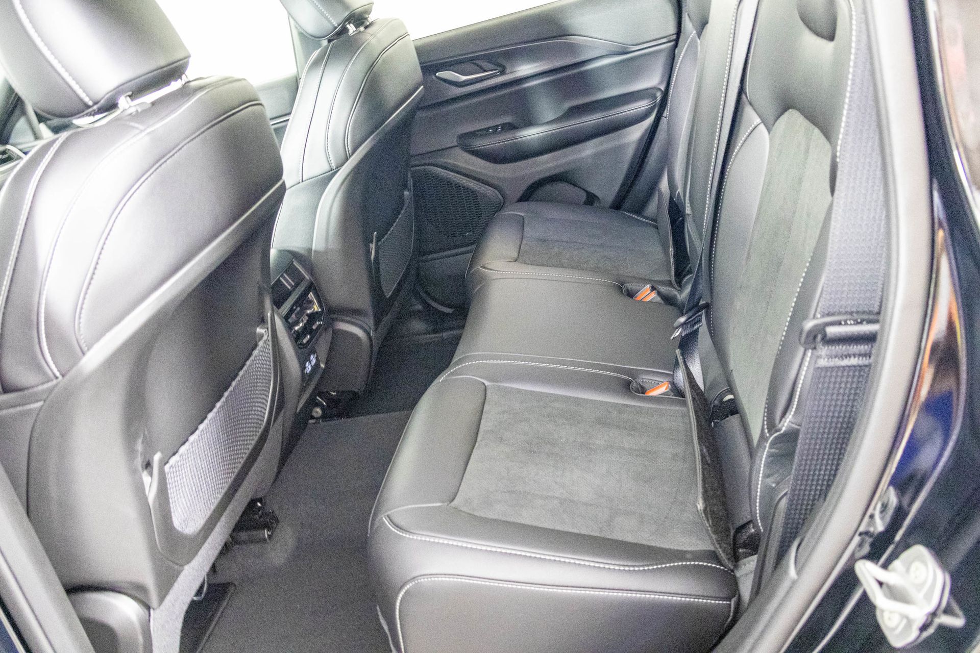 2025 JEEP GRAND CHEROKEE - Image 32