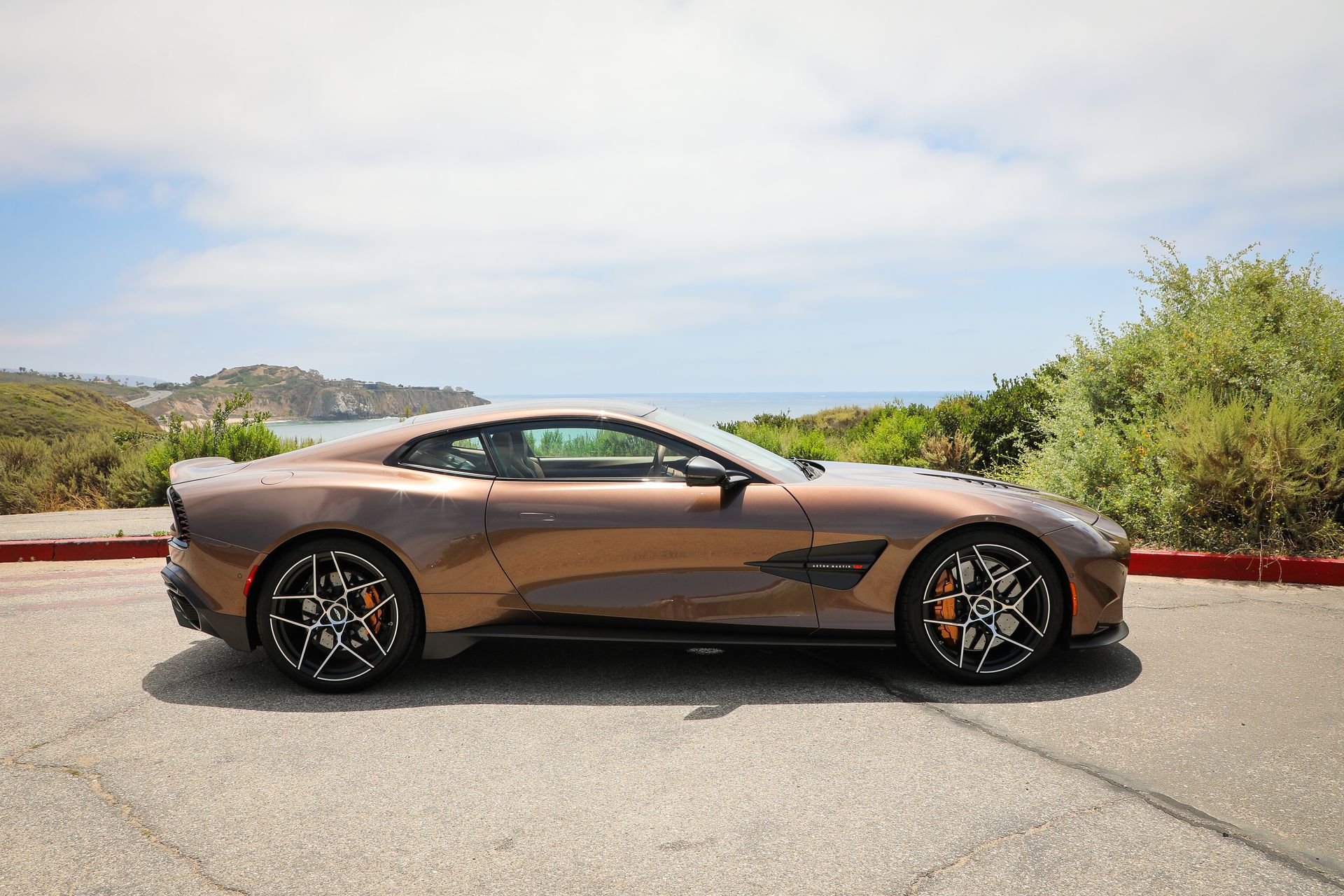 Aston Martin 2025 Vanquish V12