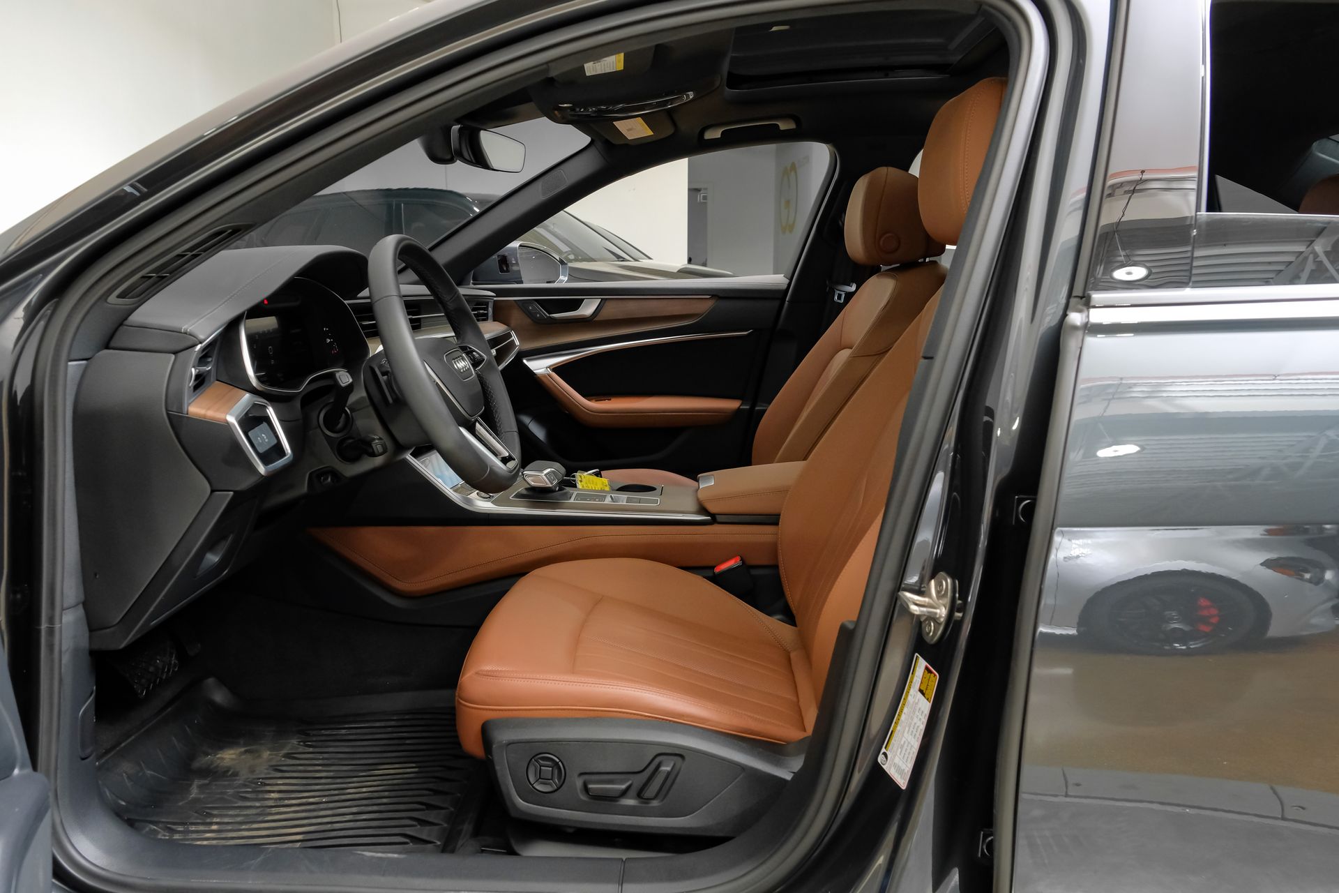 View vehicle photo 4