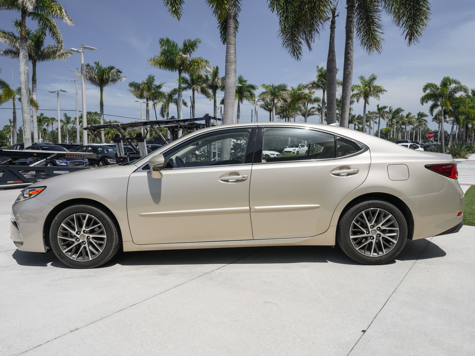 used 2018 Lexus ES car, priced at $26,300