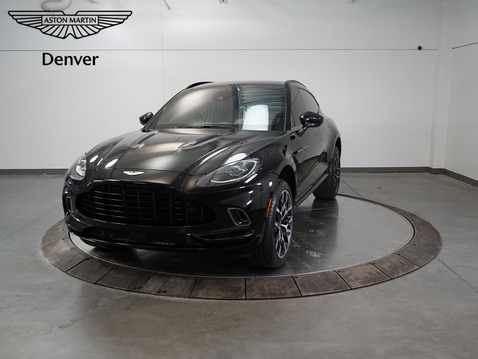 2021 Aston Martin DBX Base's photo