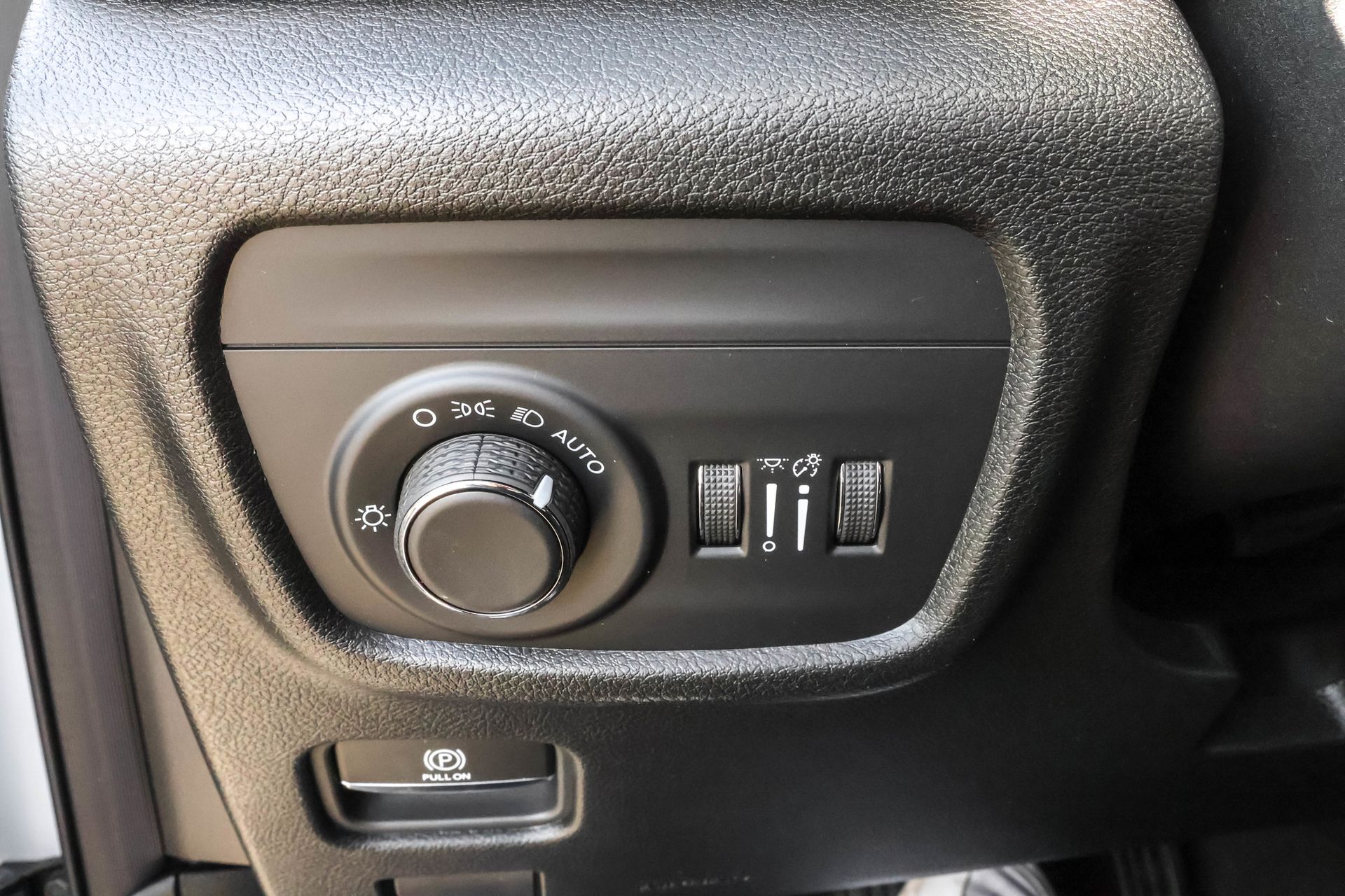 2025 JEEP GRAND CHEROKEE - Image 30