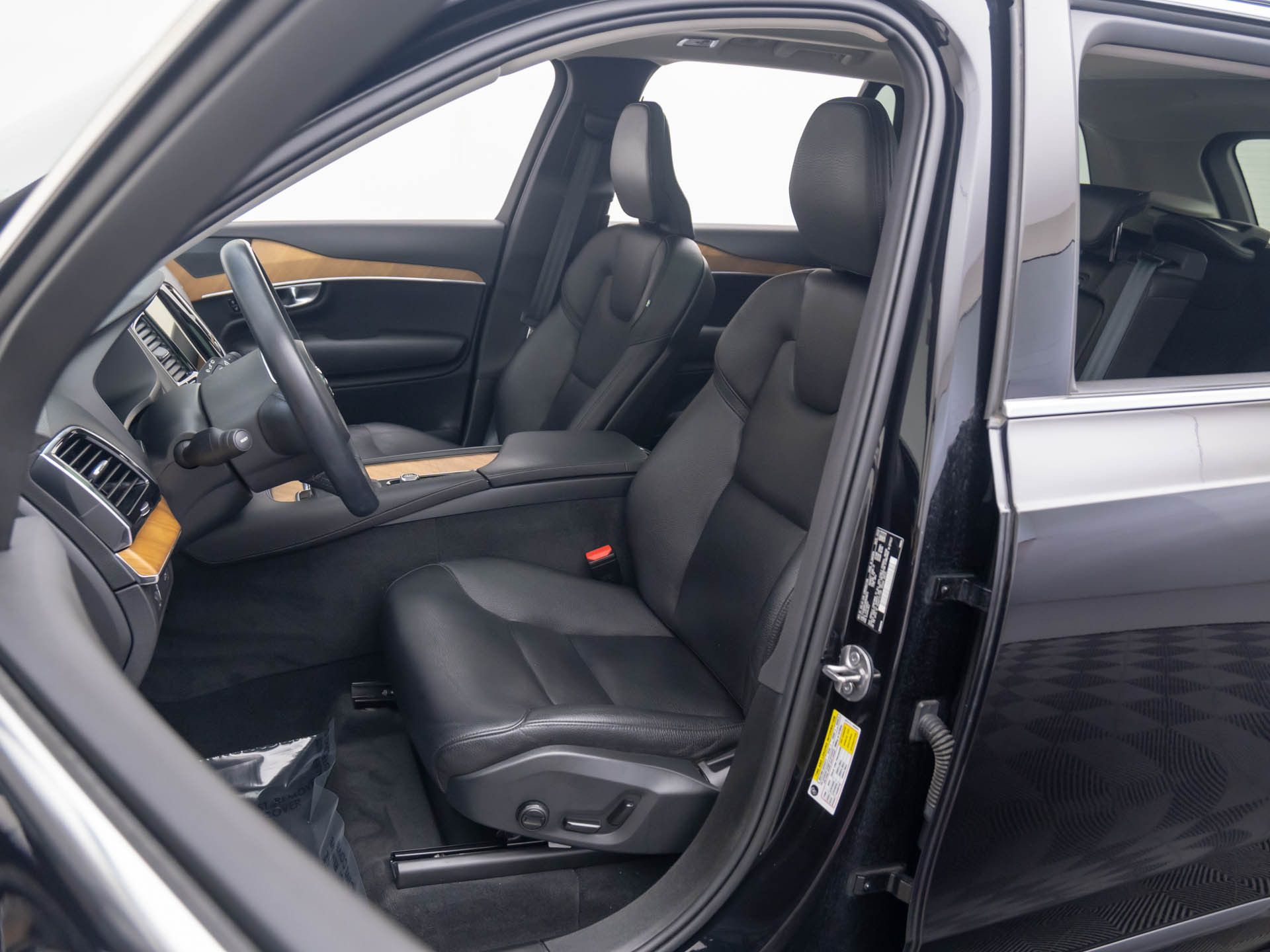 2022 Volvo XC90 T5 Momentum photo