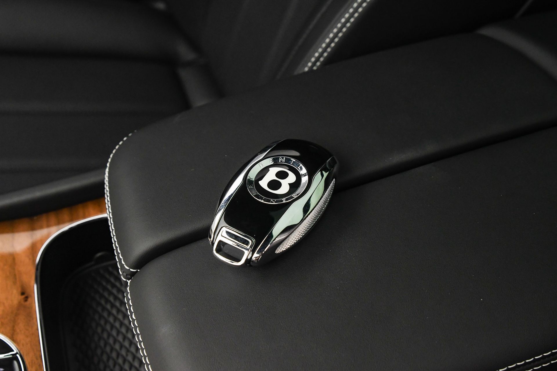 2025 Bentley Bentayga - Photo 21