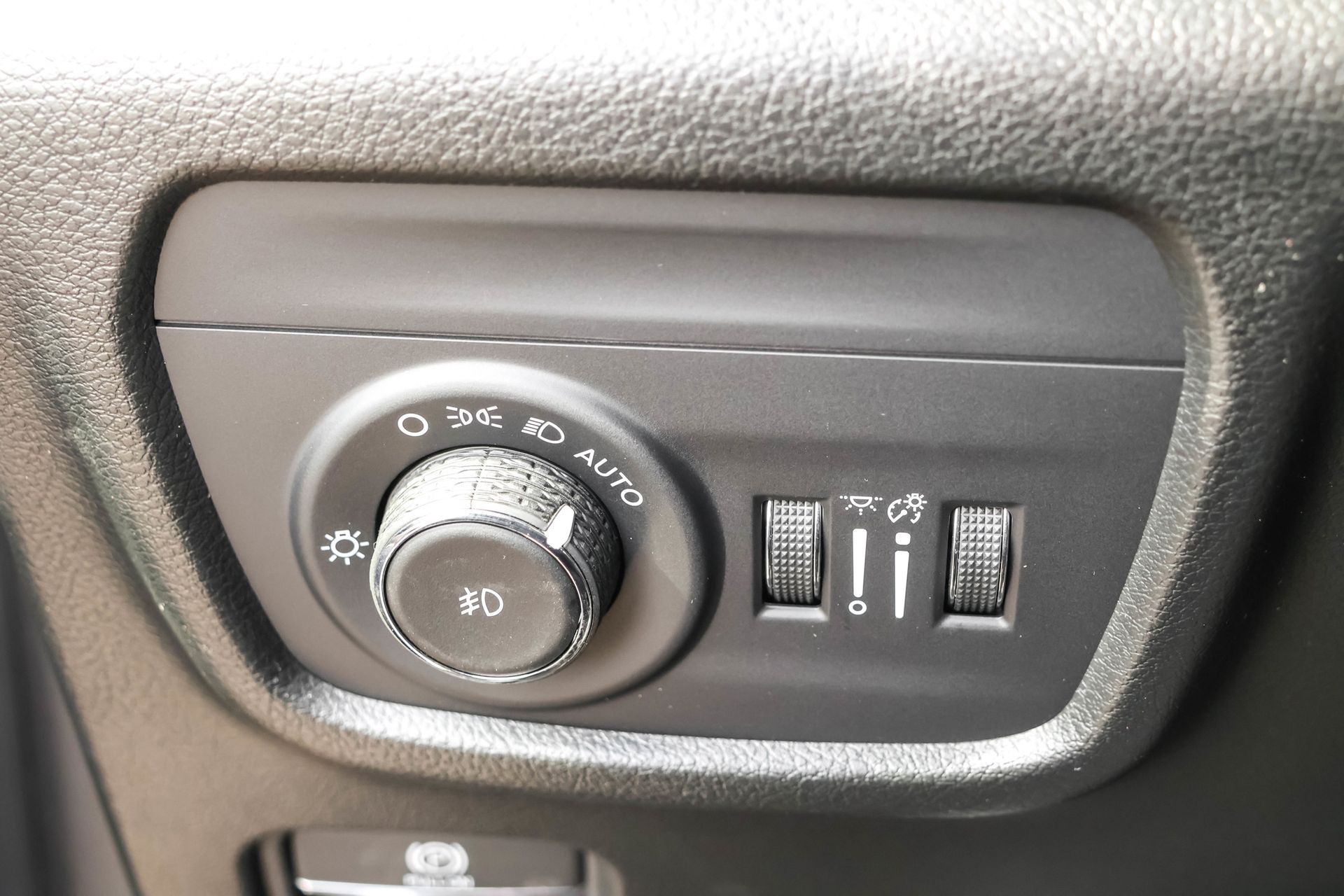 2025 JEEP GRAND CHEROKEE - Image 27