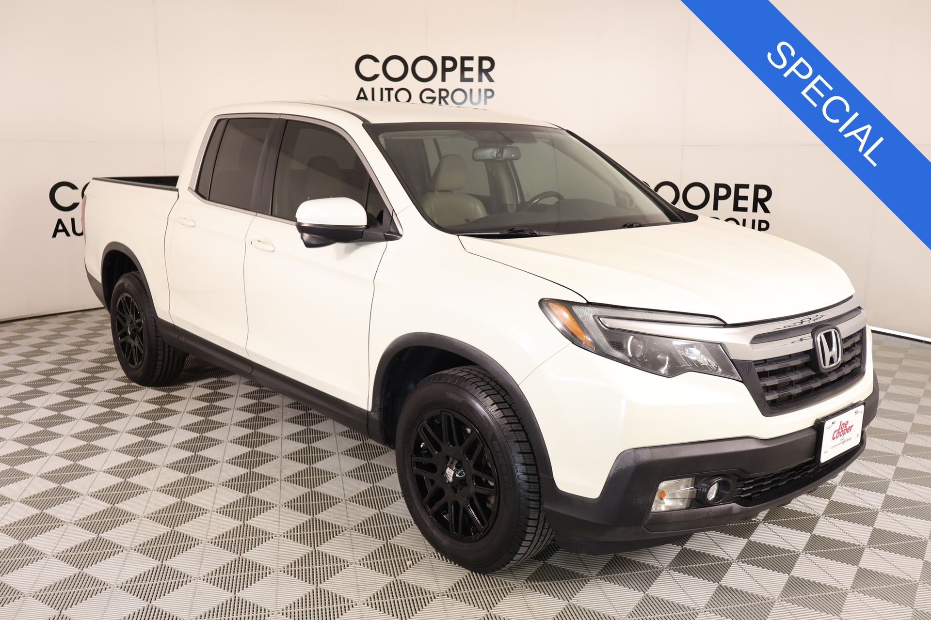 White 2018 Honda Ridgeline Pickup Truck All-Wheel Drive 6-Speed Automatic