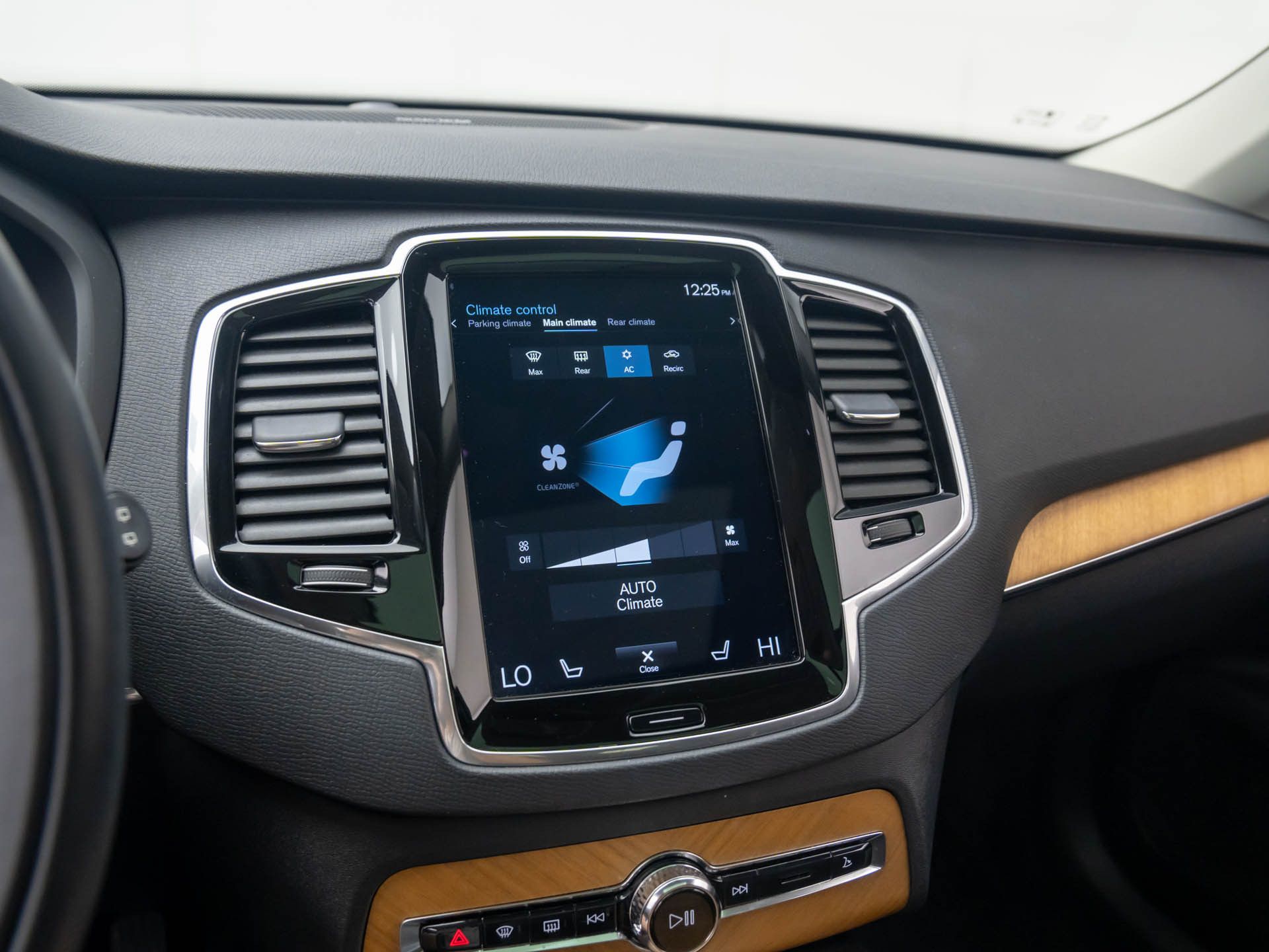 2022 Volvo XC90 T5 Momentum photo