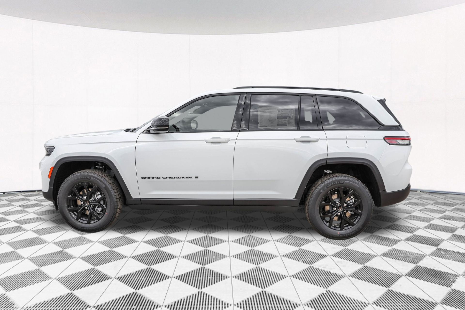 2025 JEEP GRAND CHEROKEE - Image 13