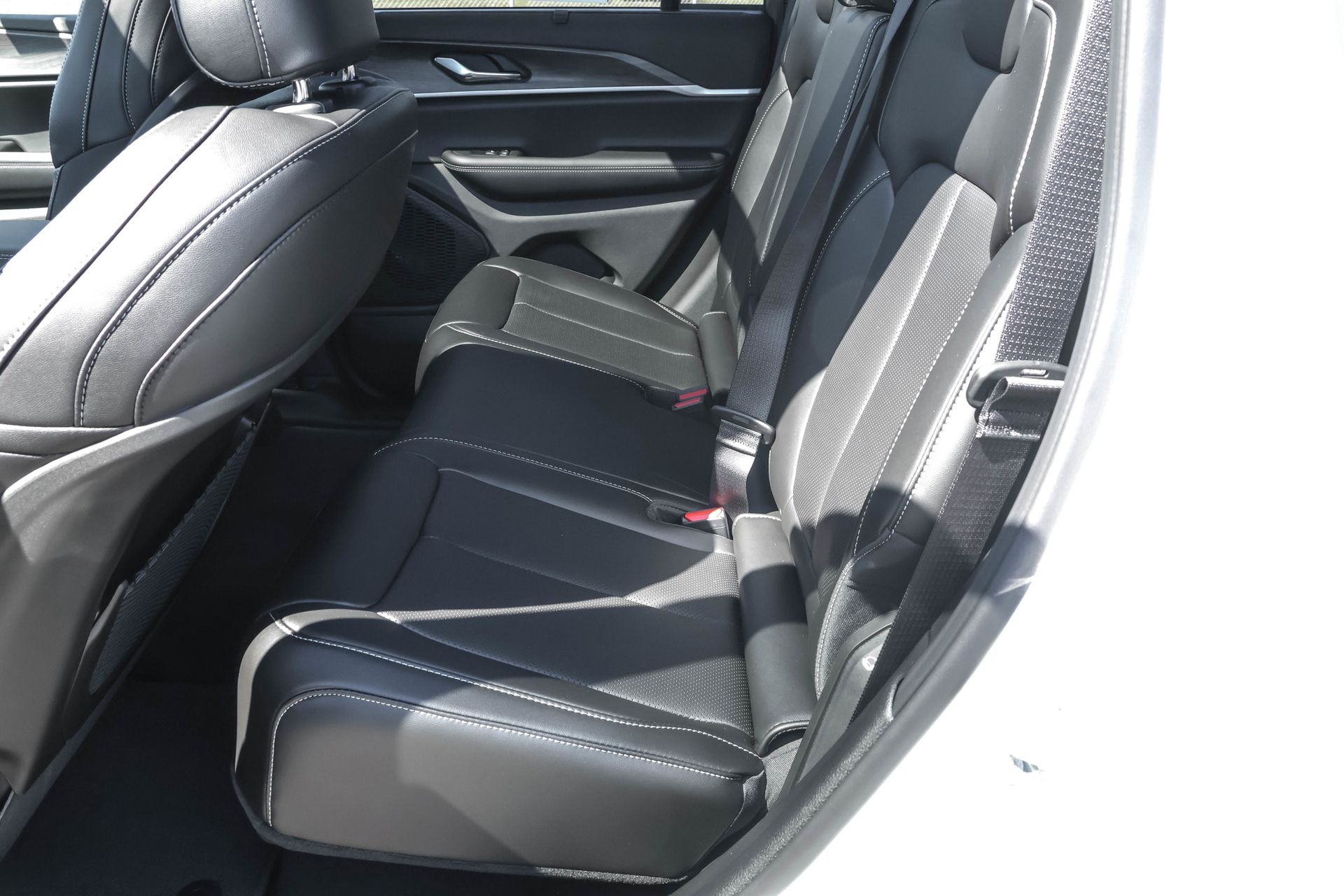 2025 JEEP GRAND CHEROKEE - Image 32