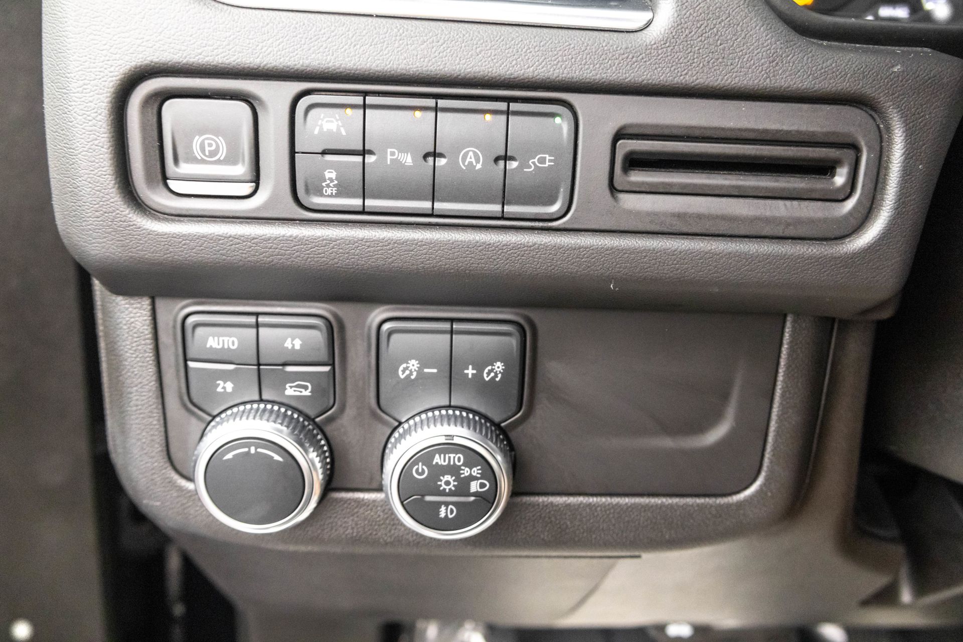 2021 GMC YUKON XL - Image 18