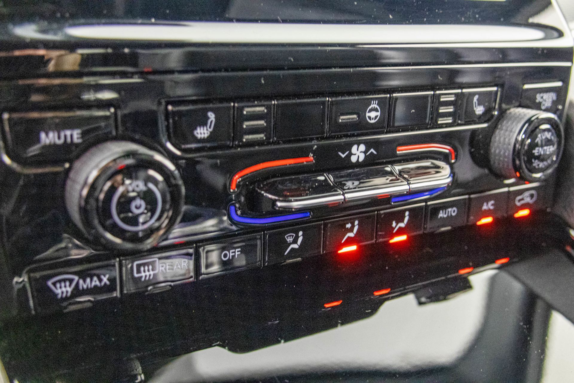 2023 JEEP GRAND CHEROKEE - Image 28