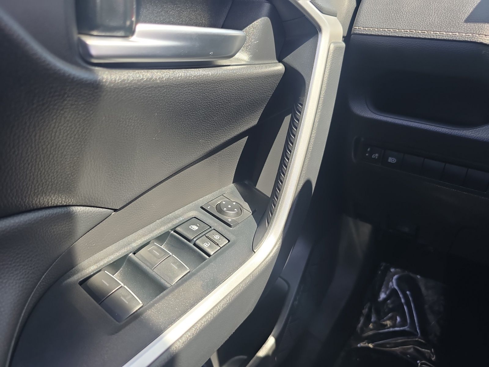 2025 Toyota RAV4 XLE - Photo 23