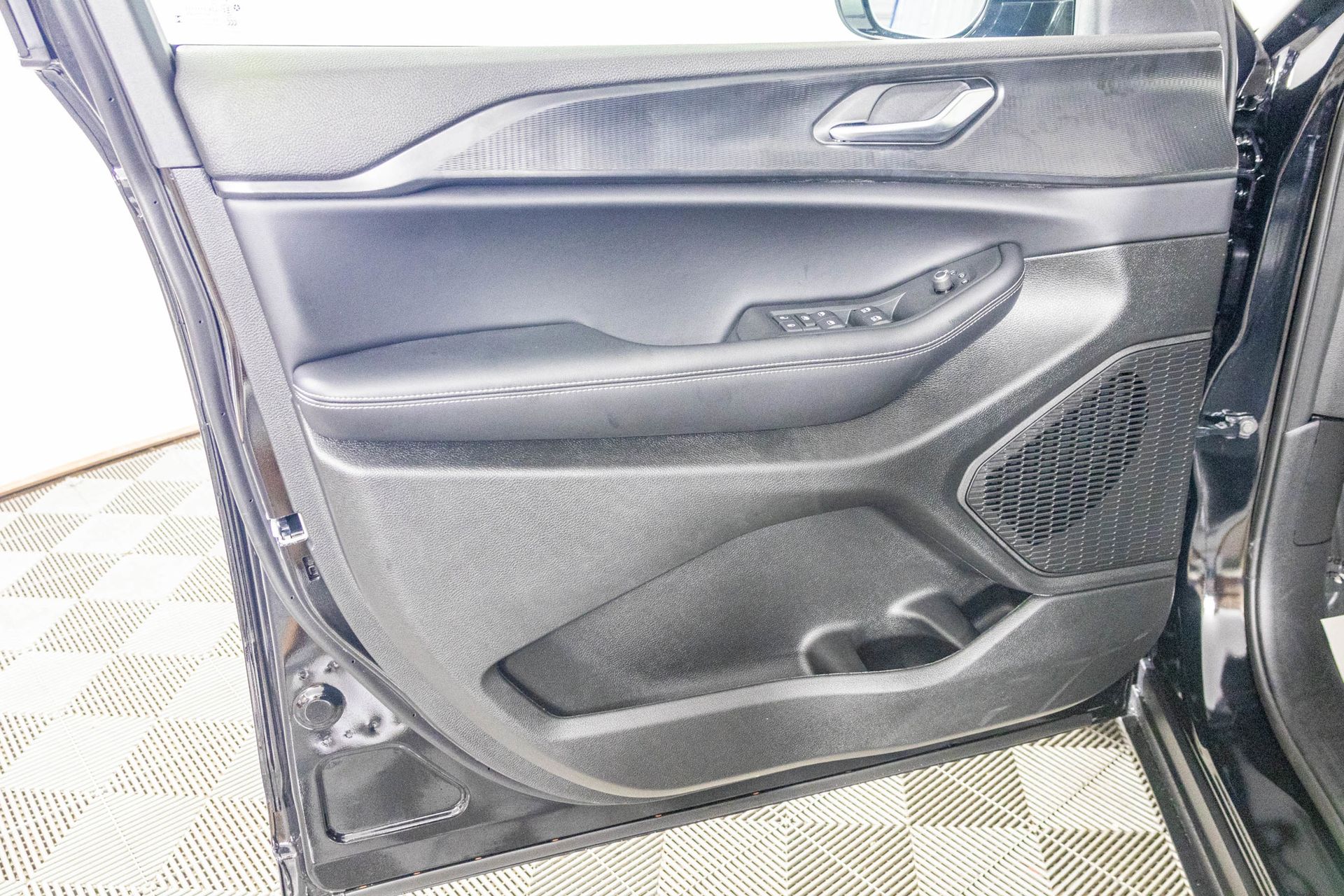 2025 JEEP GRAND CHEROKEE - Image 18