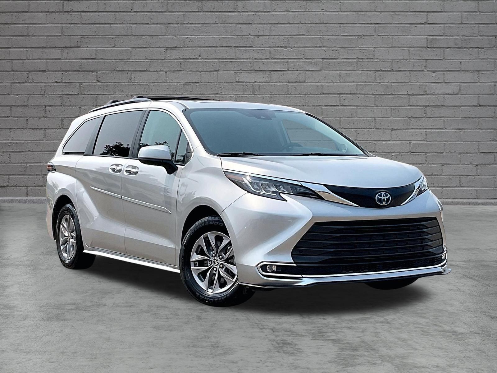 Celestial Silver Metallic 2022 Toyota Sienna Minivan Front-Wheel Drive Continuously Variable Transmission