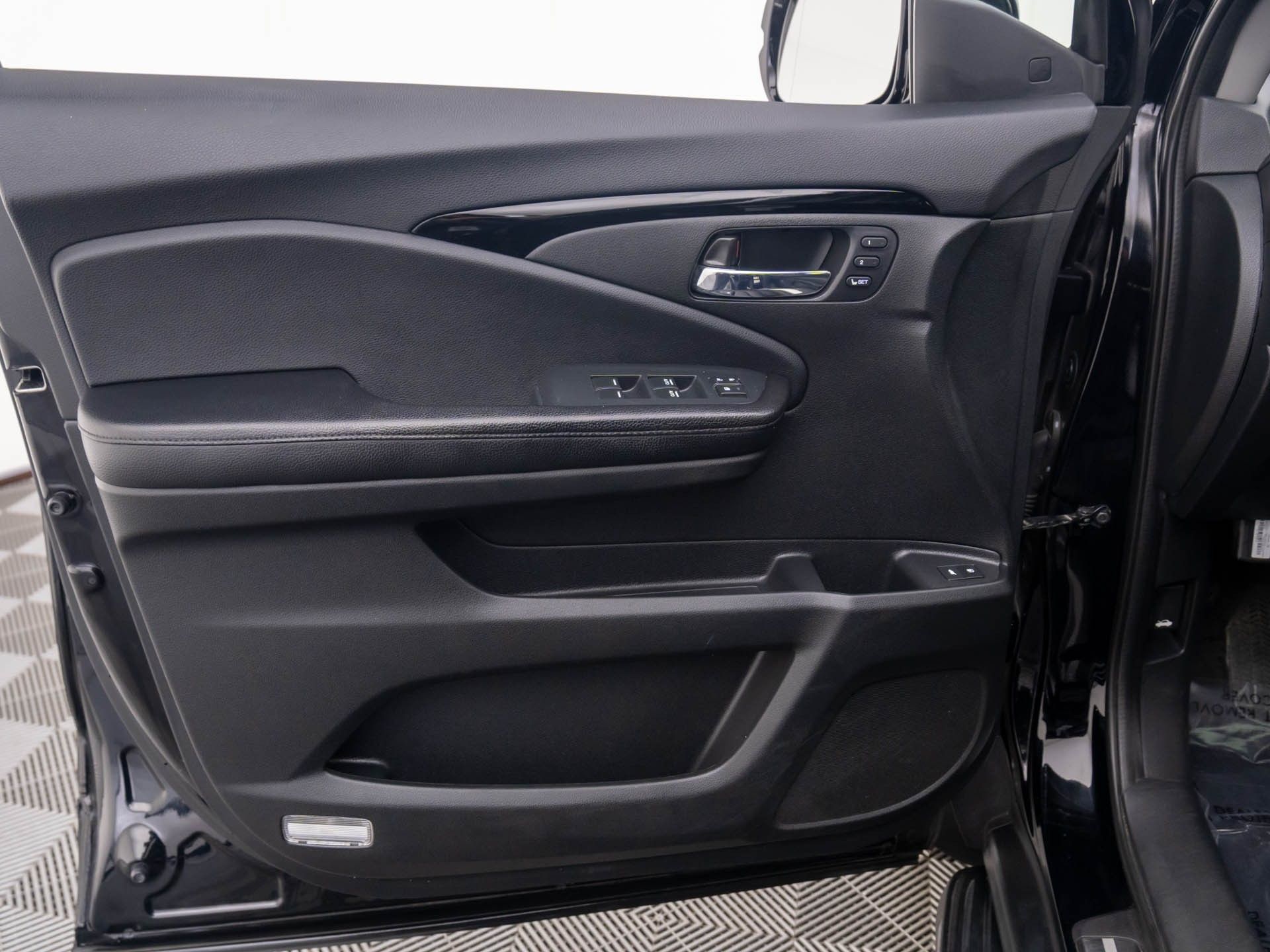 2016 Honda Pilot Elite photo
