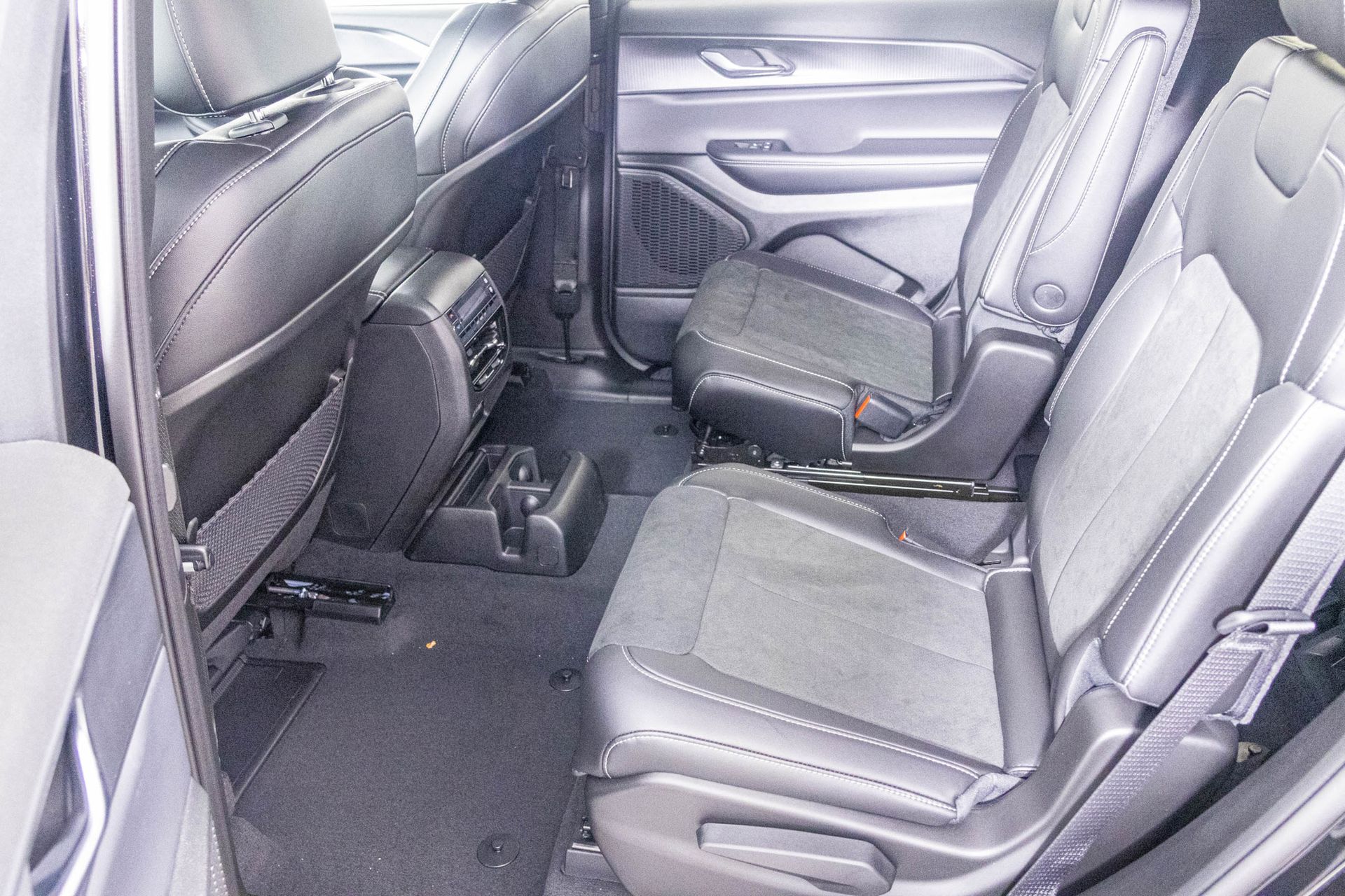 2025 JEEP GRAND CHEROKEE L - Image 29