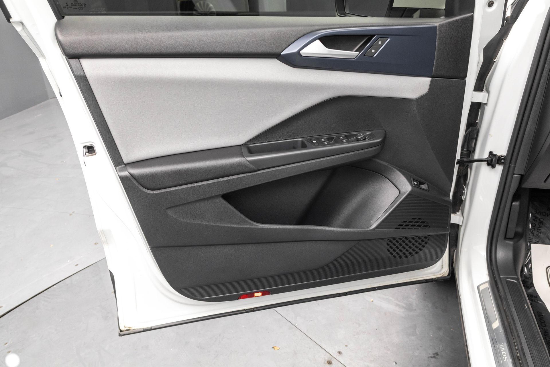 2023 VOLKSWAGEN TAOS - Image 27