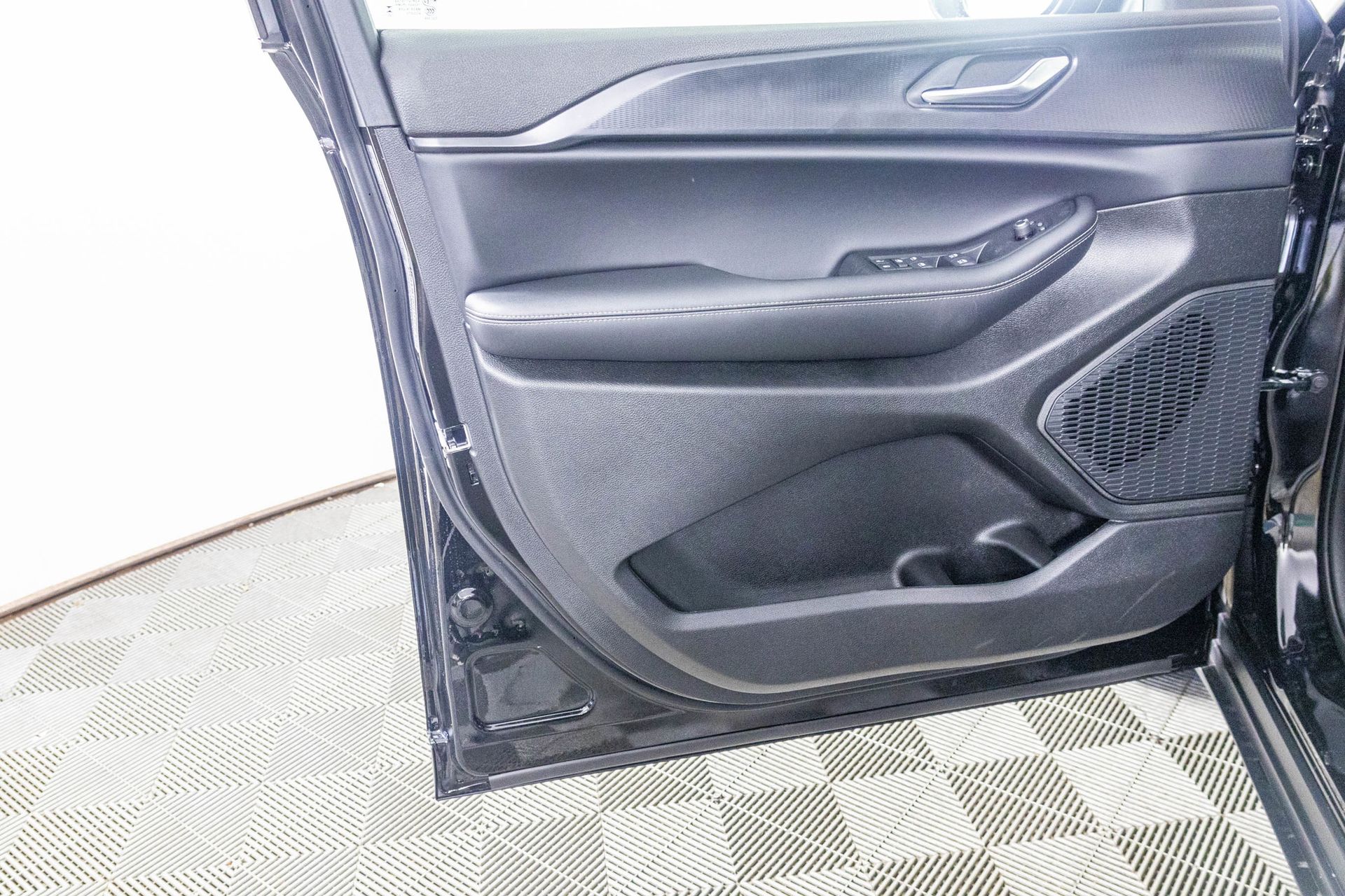 2025 JEEP GRAND CHEROKEE L - Image 14