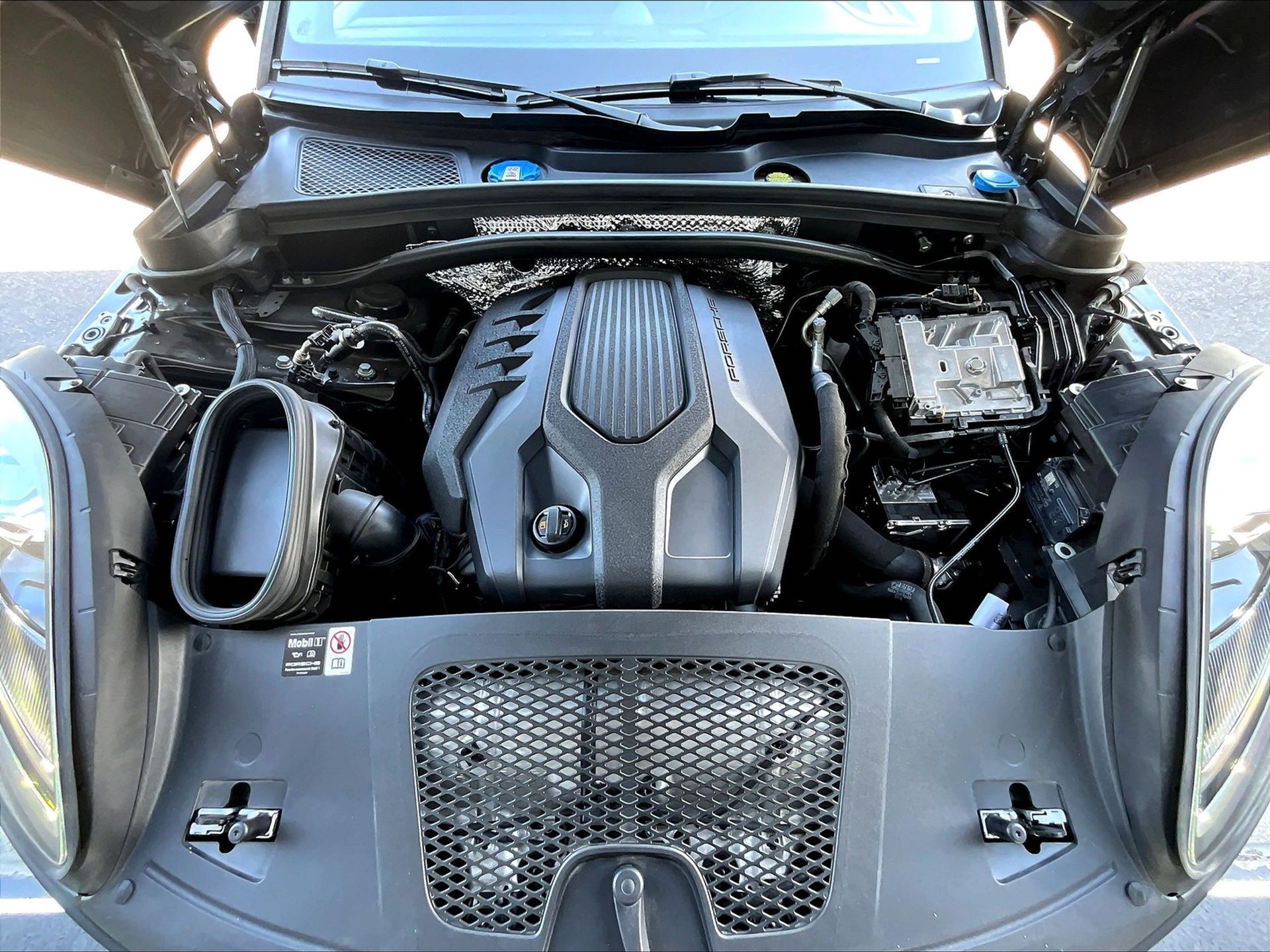 2025 Macan picture #20