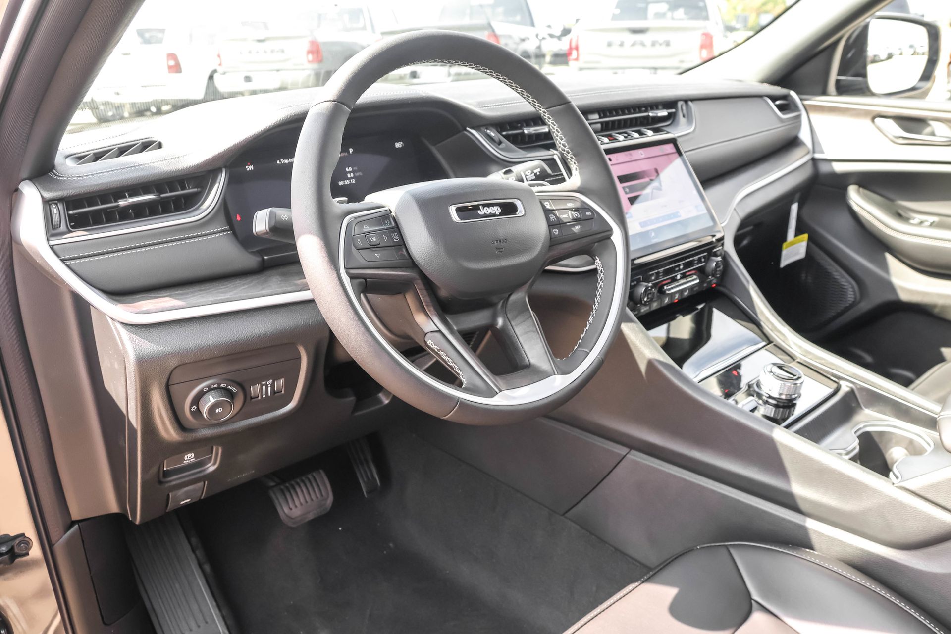 2025 JEEP GRAND CHEROKEE - Image 4