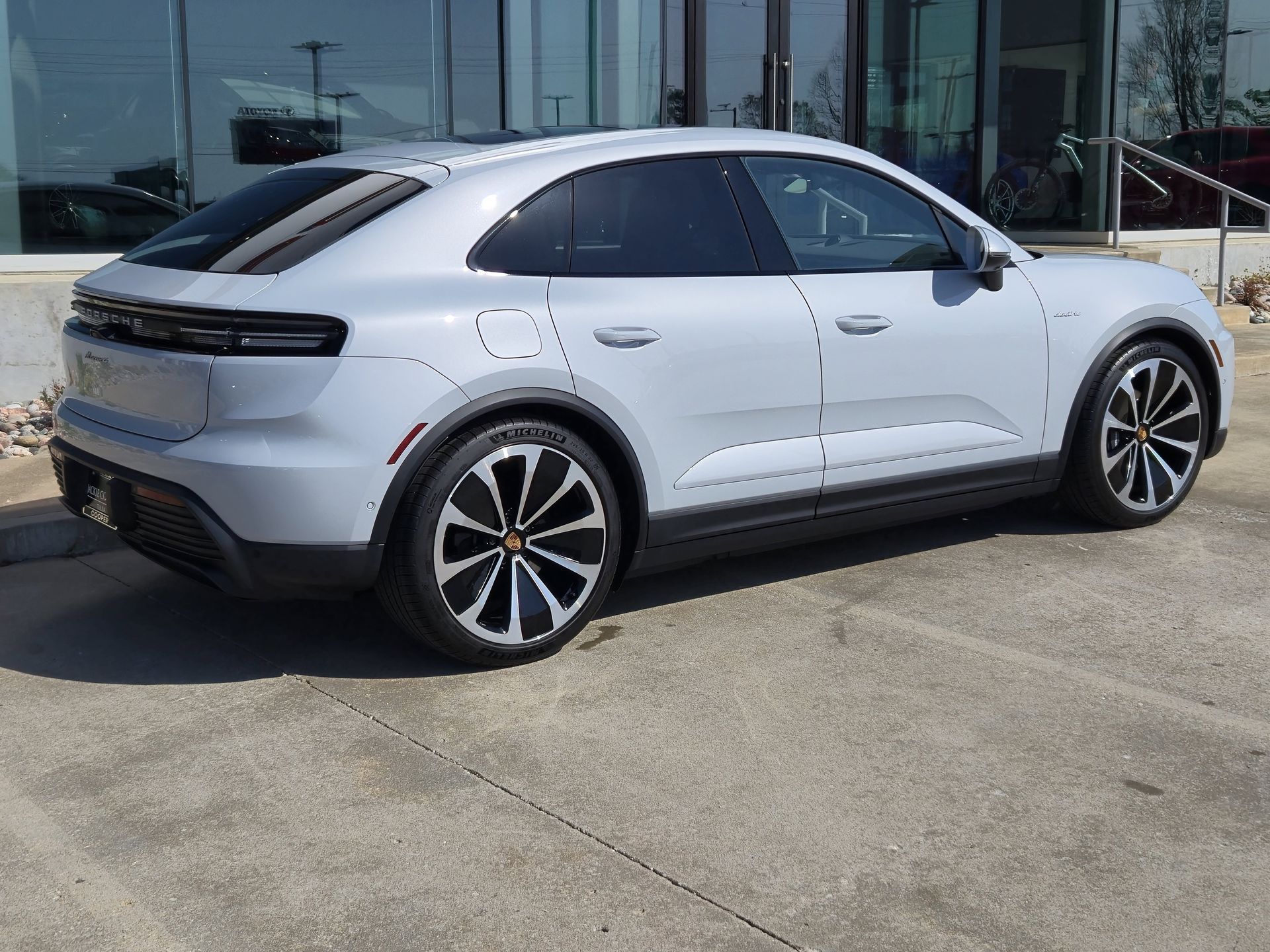 View vehicle photo 7