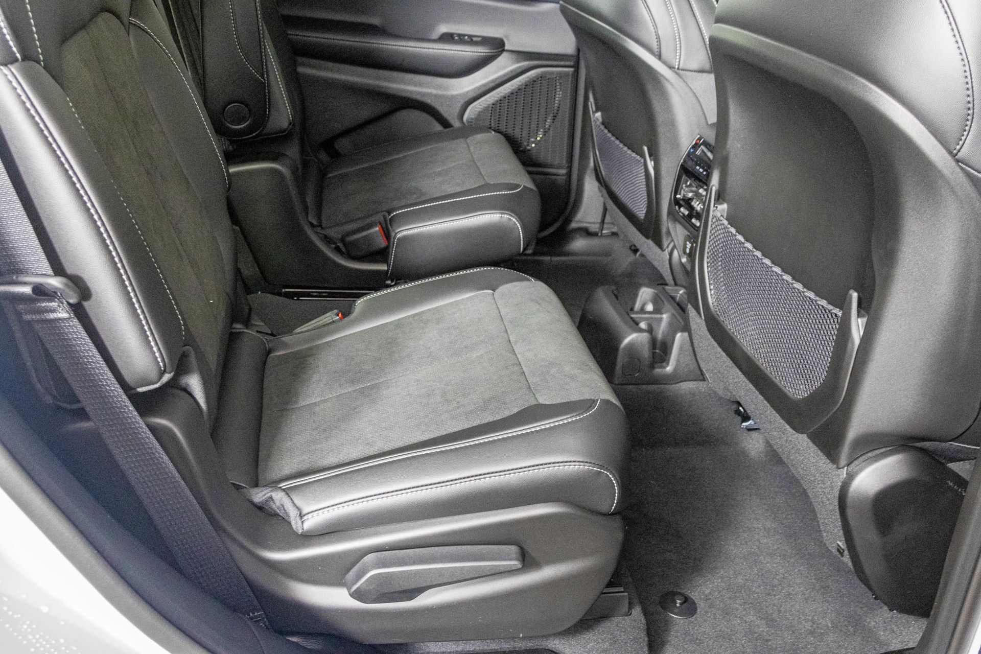 2025 JEEP GRAND CHEROKEE L - Image 34