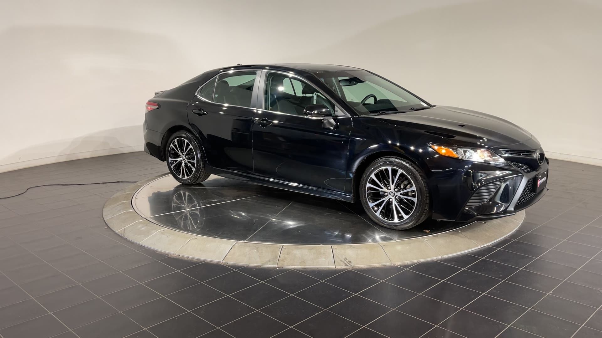 2018 Toyota Camry SE 2