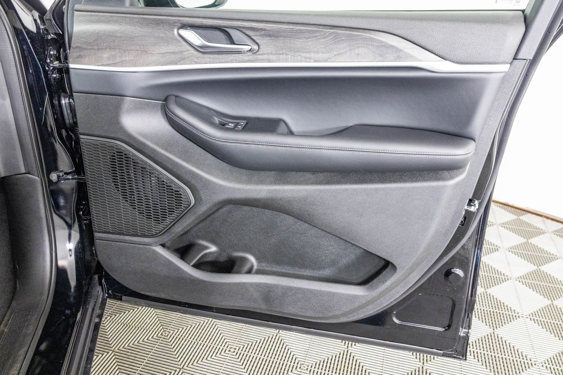 2025 JEEP GRAND CHEROKEE - Image 35