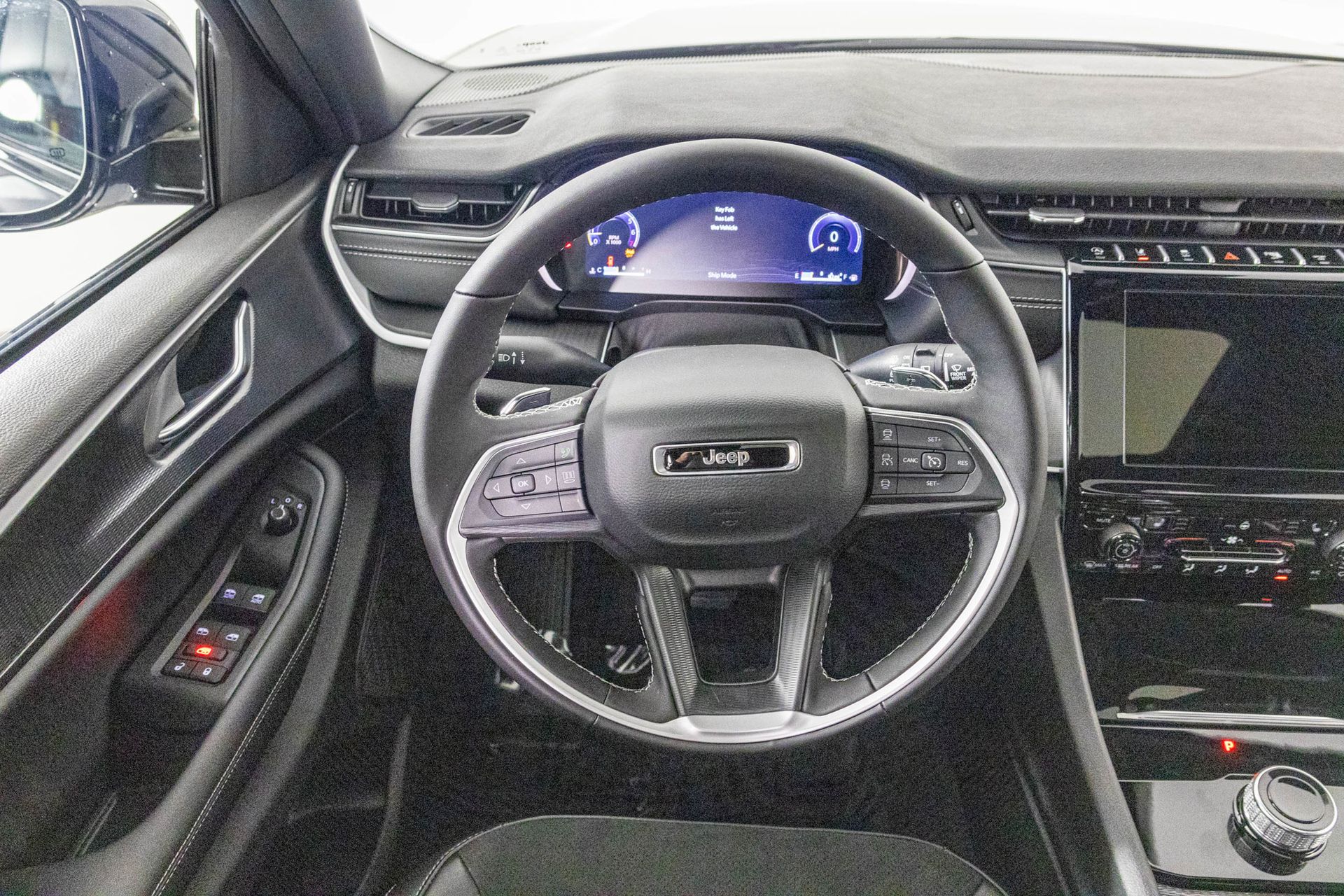 2025 JEEP GRAND CHEROKEE L - Image 30