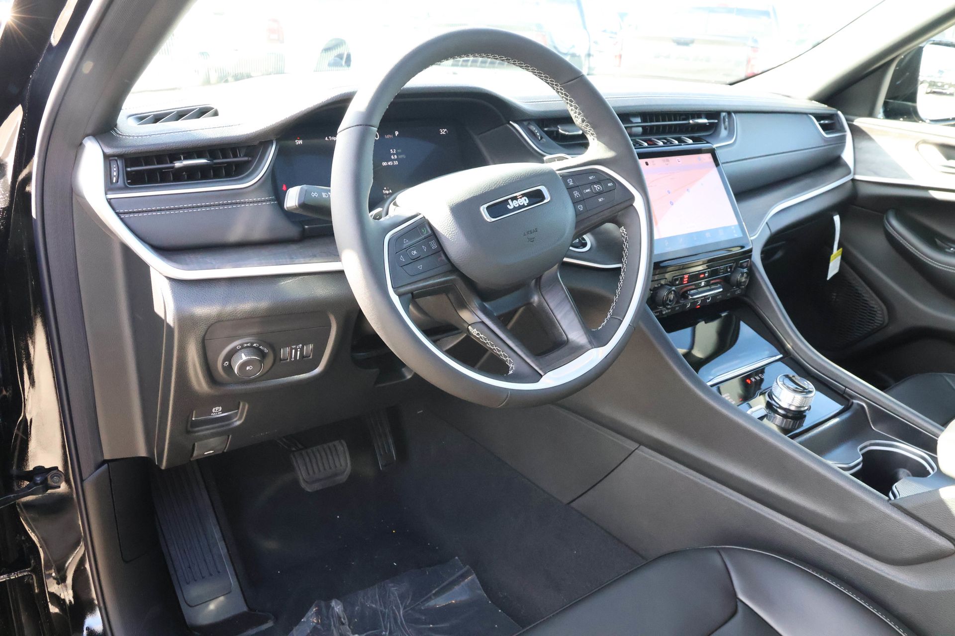 2025 JEEP GRAND CHEROKEE - Image 4