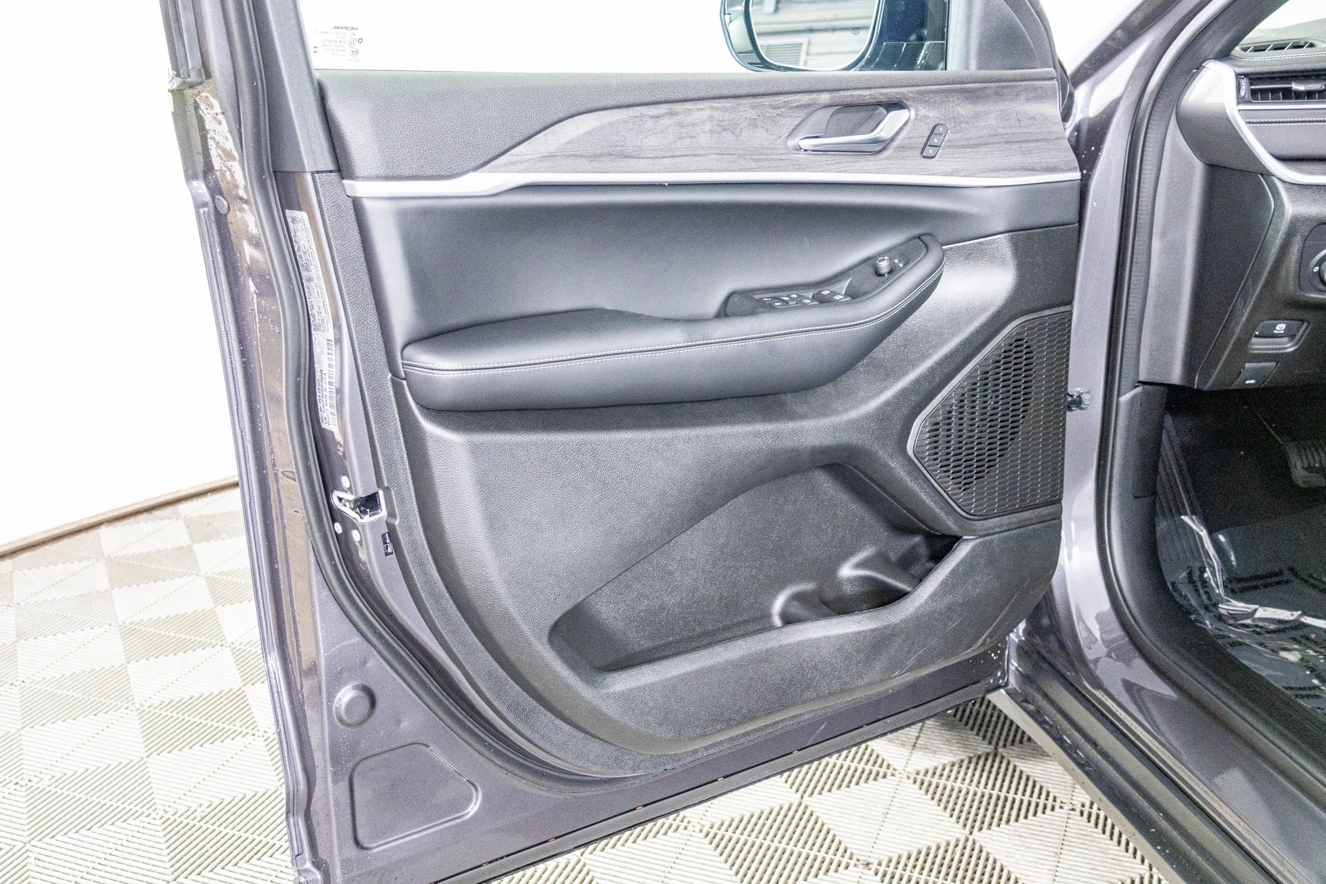 2025 JEEP GRAND CHEROKEE - Image 14