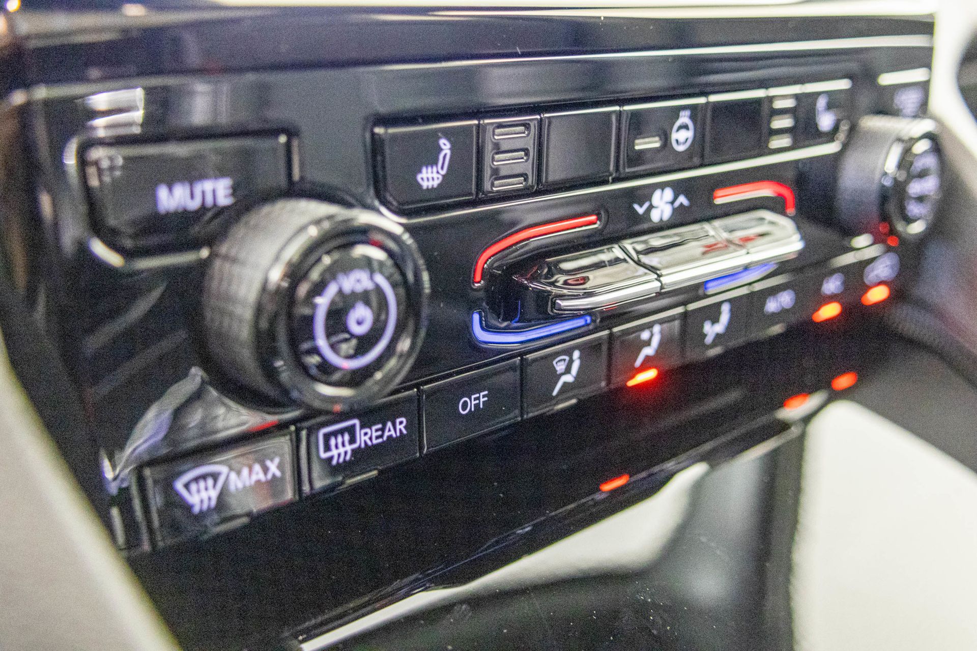 2025 JEEP GRAND CHEROKEE - Image 25