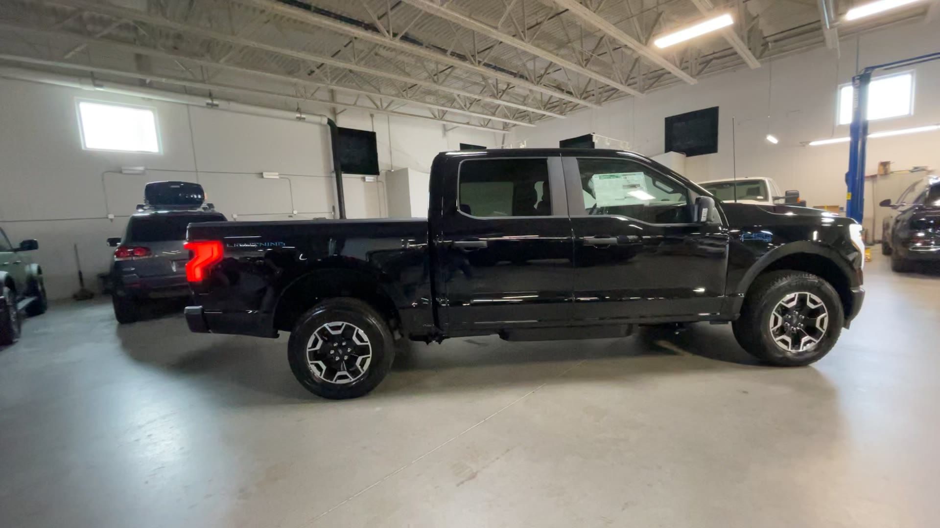 2024 Ford F-150 Lightning Pro - Photo 11