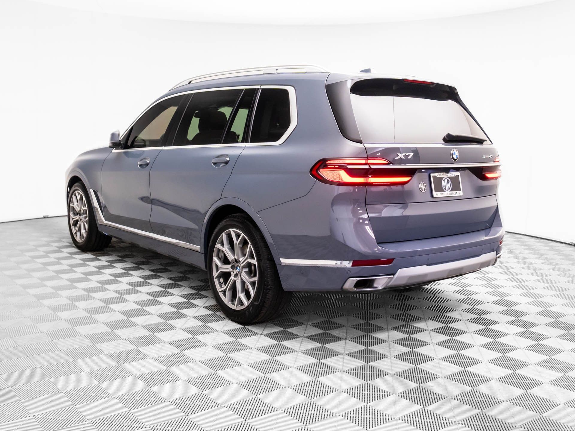 View vehicle photo 3