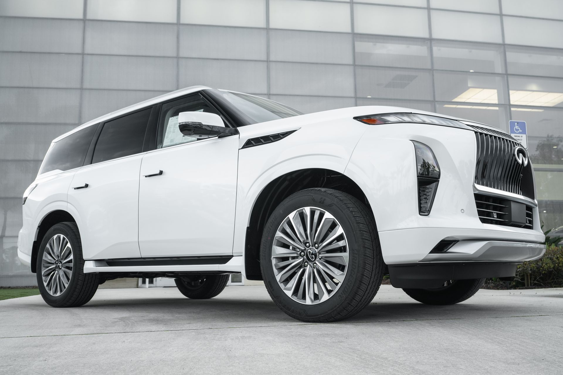 2026 INFINITI QX80 LUXE