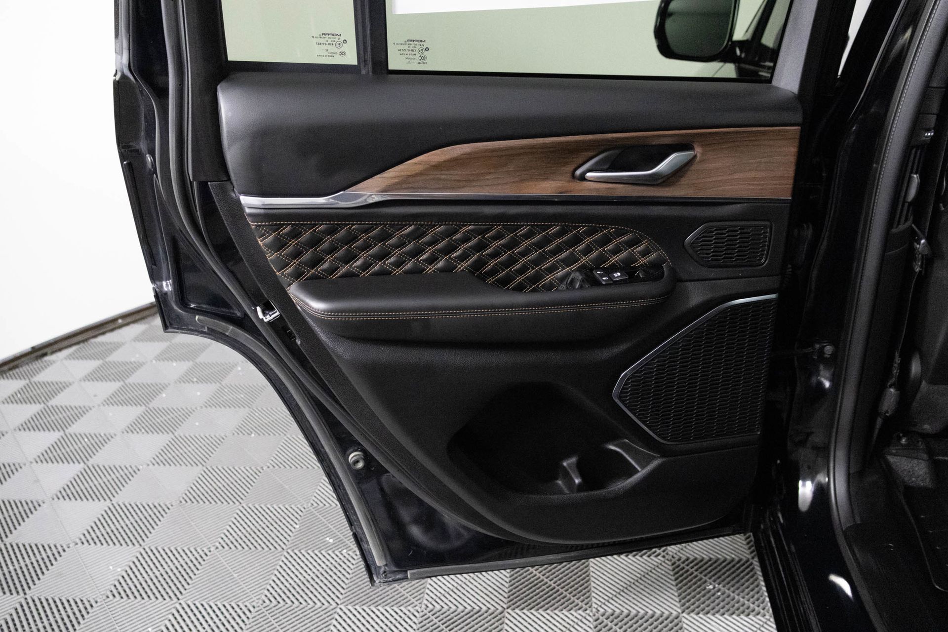 2023 JEEP GRAND CHEROKEE - Image 39