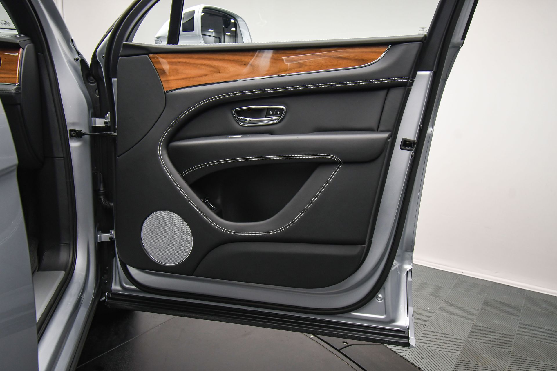 2025 Bentley Bentayga - Photo 42