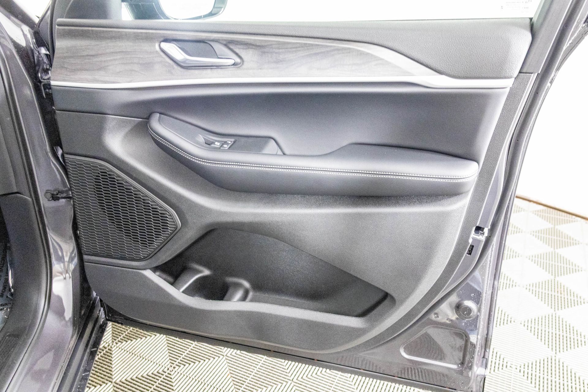 2025 JEEP GRAND CHEROKEE - Image 35