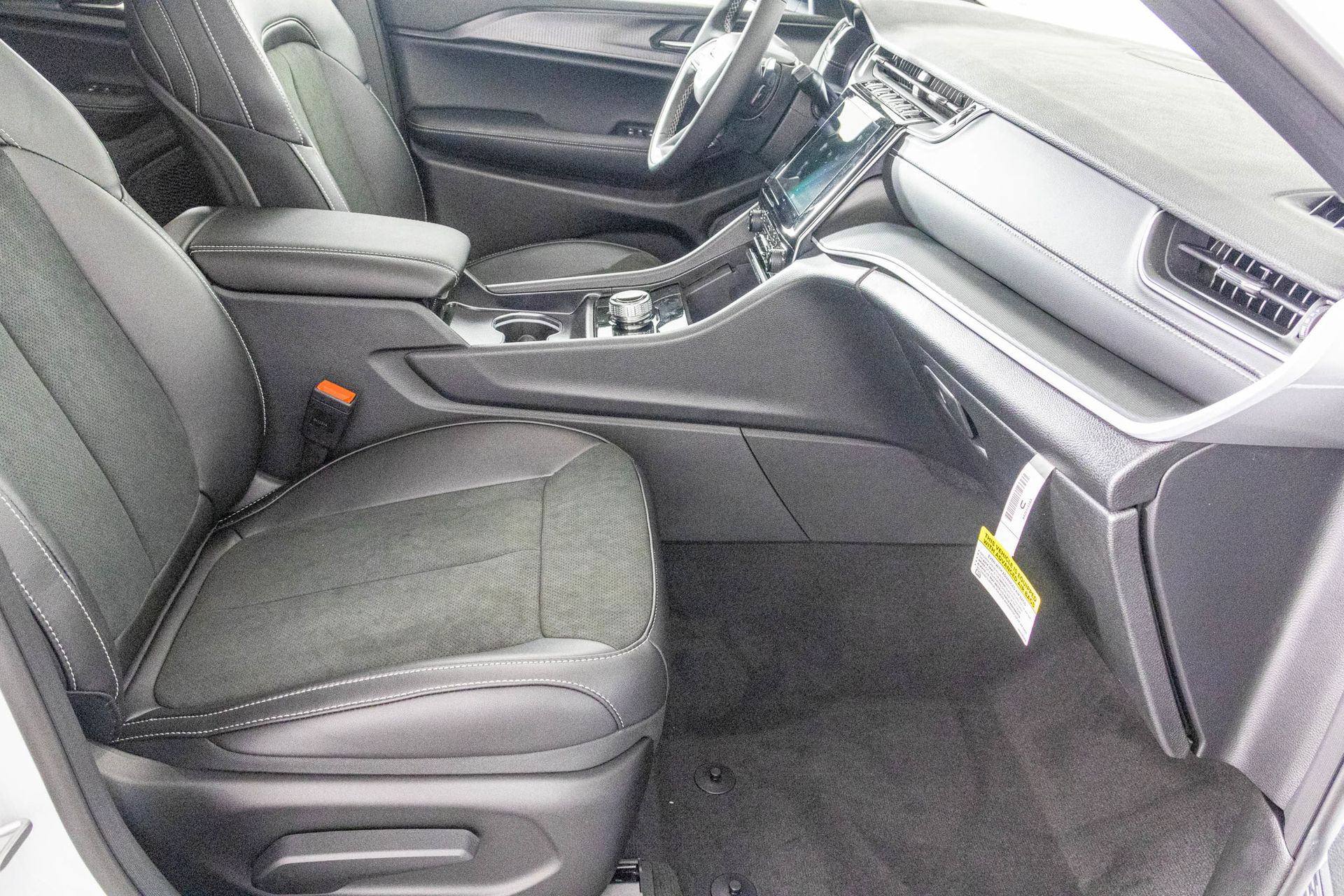 2025 JEEP GRAND CHEROKEE L - Image 29