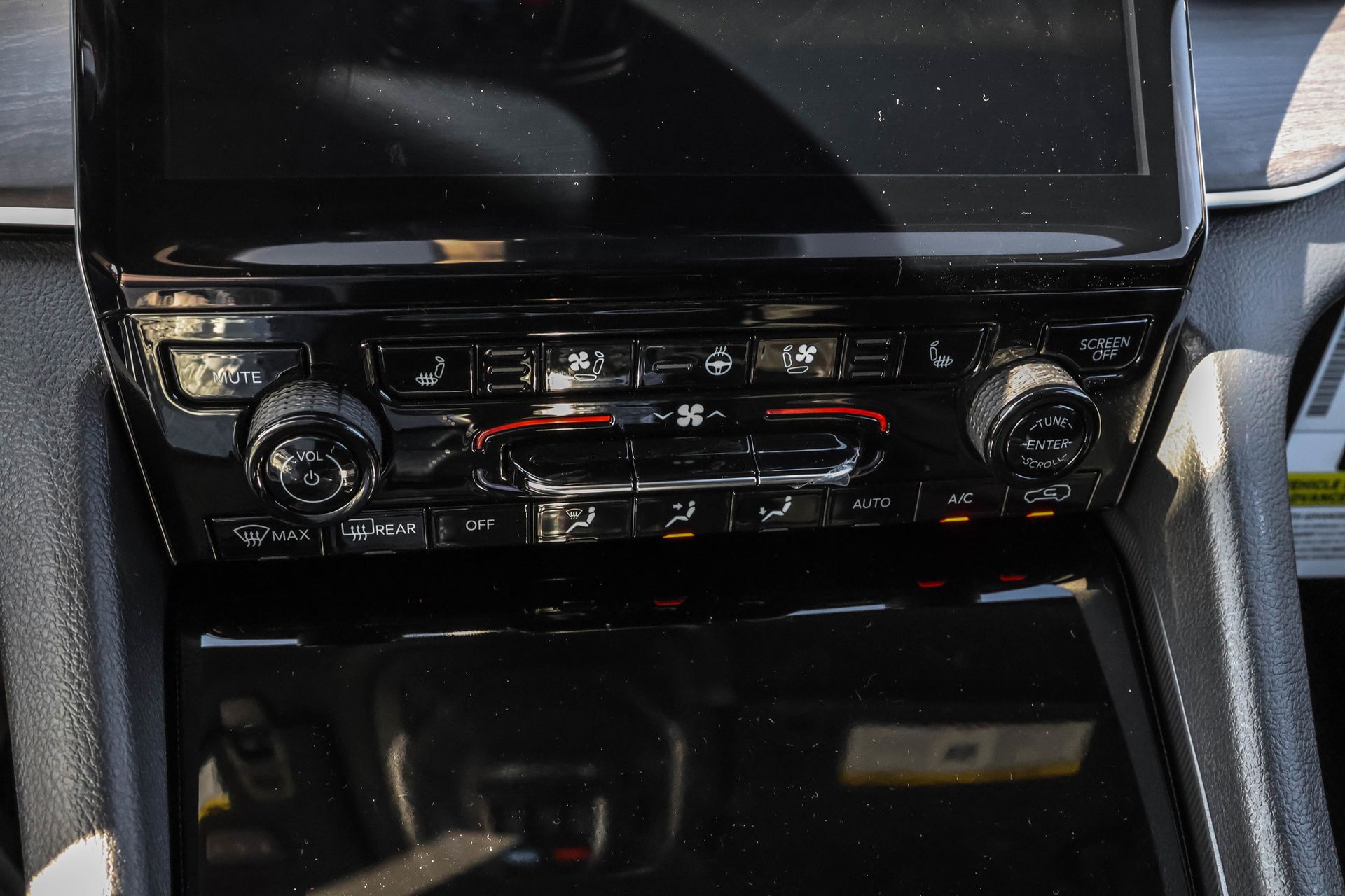 2025 JEEP GRAND CHEROKEE - Image 19